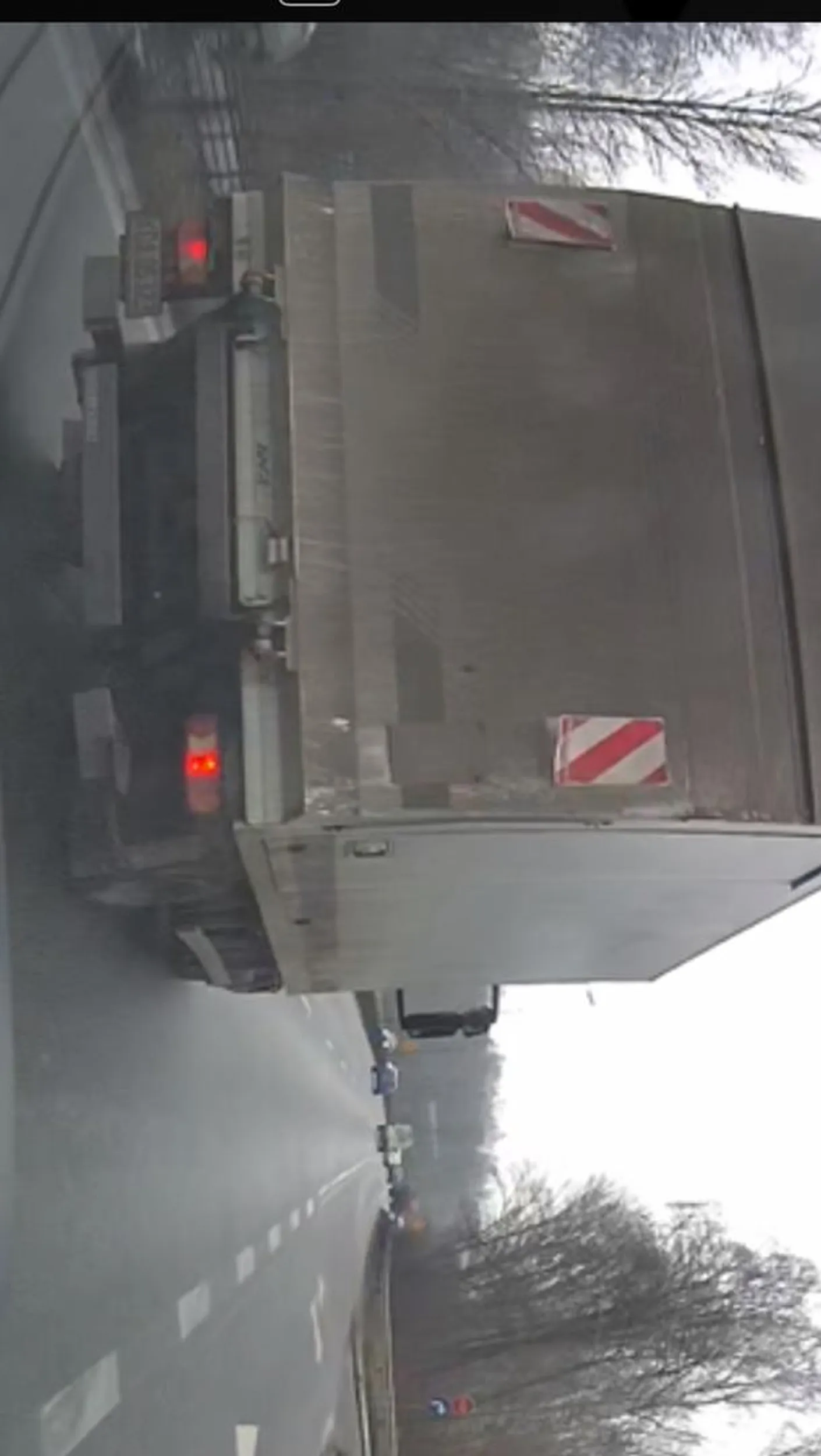 Kawał gnoja resztę dziada. Zajeżdża drogę solówką, później jedzie na zderzaku. To ma być zawodowy kierowca?