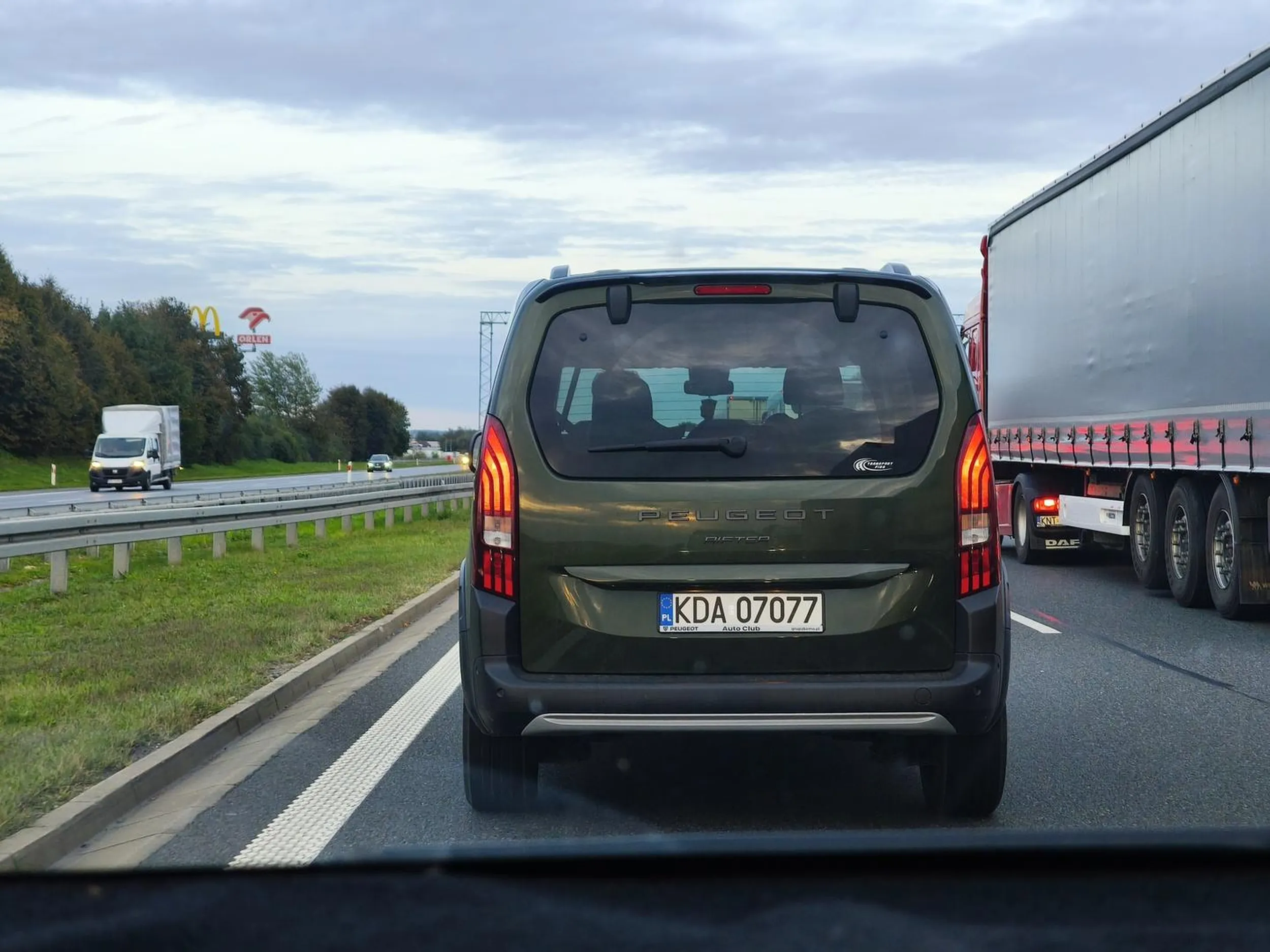 Przez ponad 50km na autostradzie A4 blokował lewy pas. Taki idiotą nie powinien dostać prawa jazdy do ręki no chyba że znalazł je w chipsach co jest najbardziej prawdopodobne