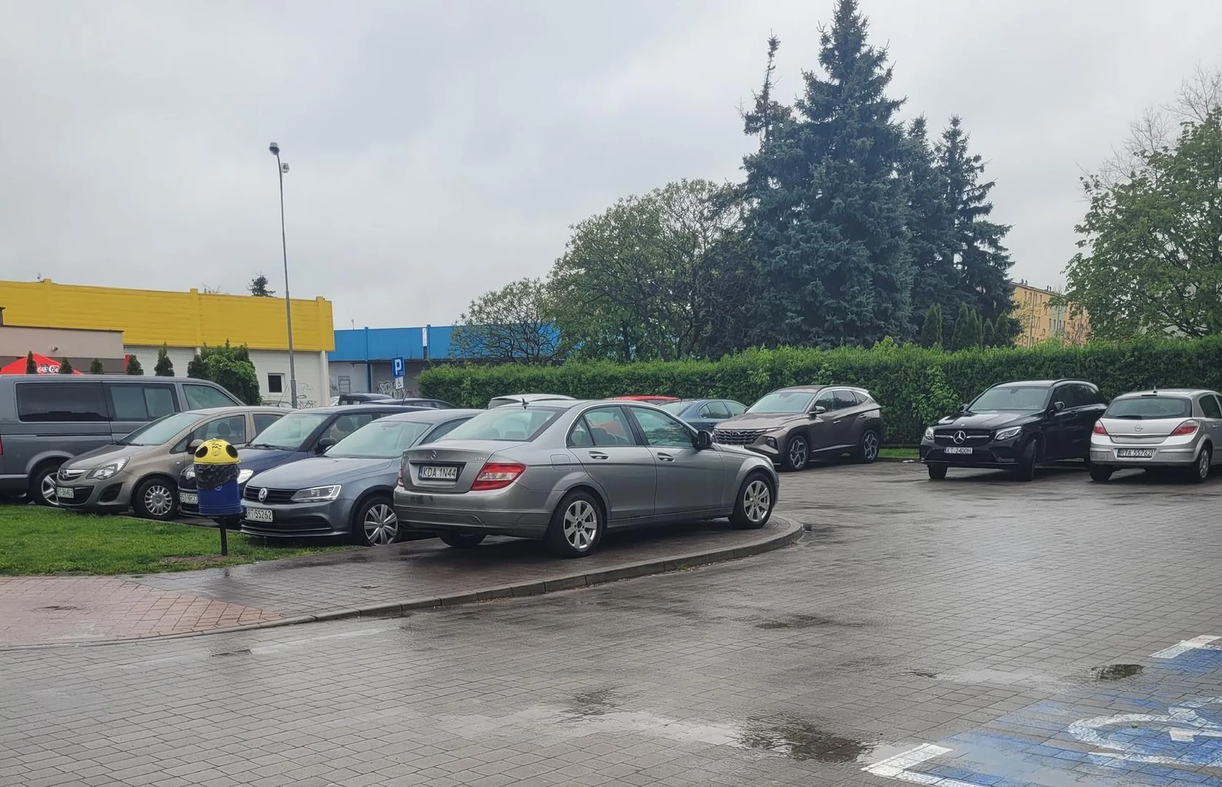 Niesamowite zdolności parkowania, gdzie inny parking niecałe 50 metrów dalej. Ciekawe jak znalazł się na chodniku, no chyba nie jechał wzdłuż po drodze dla pieszych wbrew artykułowi 26 ustęp 3 punkt 3 PoRD.