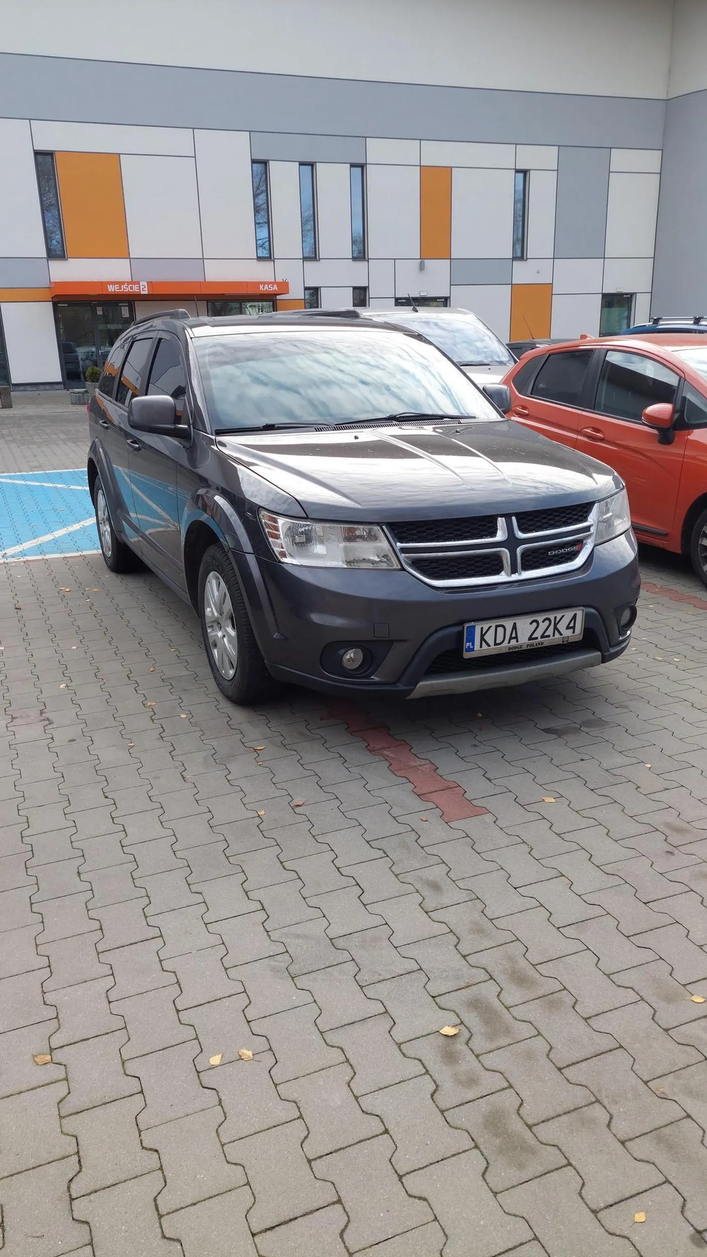 Duże auto mały fiut, pewnie dzieci też nie masz jak takie problemy masz z trafianiem w miejsce parkingowe