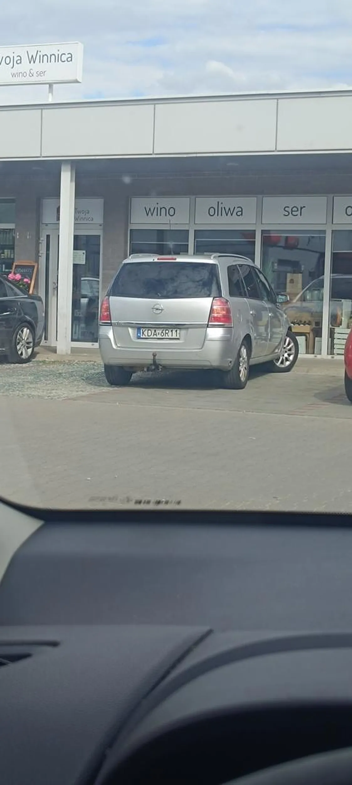 Pan stanął na "minutkę" i miał w dupie innych, nie przestawił samochodu ;)