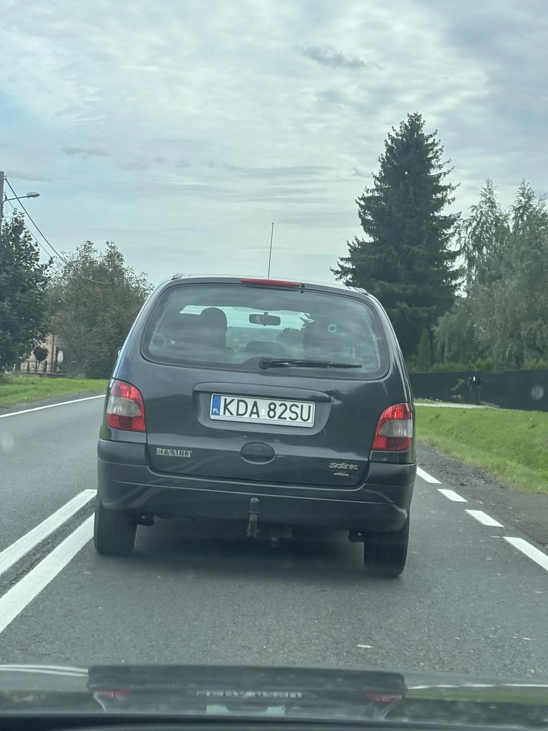 Uwaga na psychola. Dojeżdża do zderzaka siedzi na dupie wyprzedza na czołówke. Ledwo zdąża, samochody z przeciwka muszą hamować. Przy próbie wyprzedzenia zajeżdża drogę. Psychopata. Przy próbie wyjaśnienia wyciąga telefon zaczyna nagrywać.