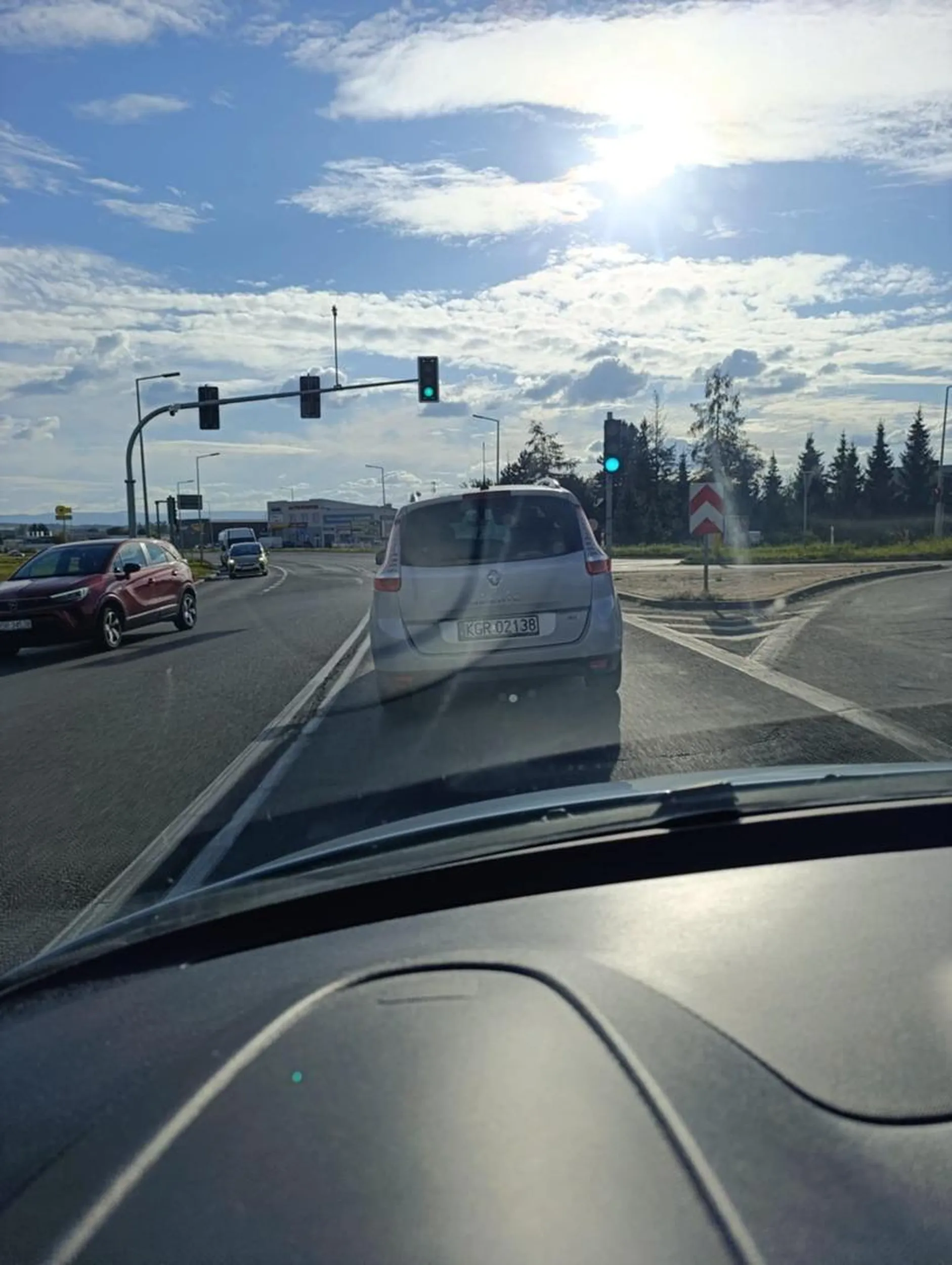 Wiezie chłop całą rodzinę w samochodzie, a po obwodnicy Krosna robi slalom między samochodami, w lusterka nie patrzy, spycha innych na pobocze. Zastanów się cepie nad sobą, bo nie dość że jeździć nie potrafisz, stwarzasz zagrożenie dla innych, to jeszcze swoją rodzinę narażasz na niebezpieczeństwo. Puknij się w ten stary gorlicki łeb.