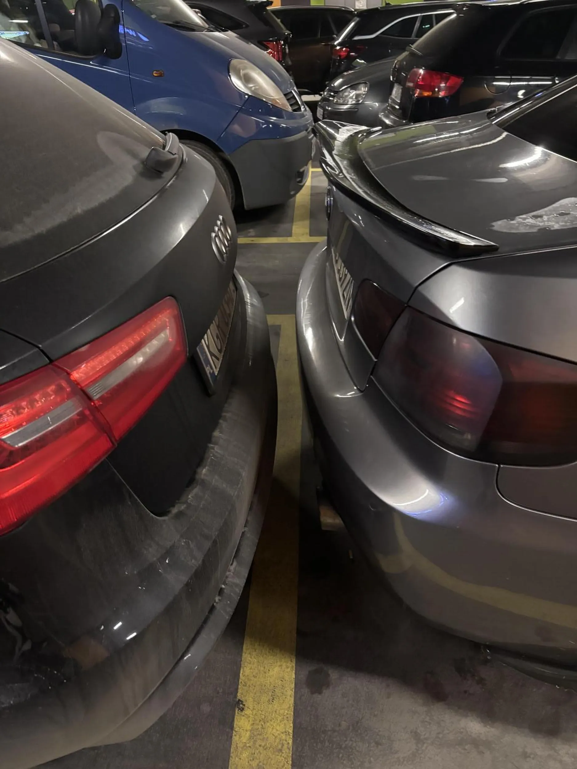 Zamiast znaczka audi naklej sobie znaczek BMW, inwalida by lepiej zaparkował, jebnał w auto machnął ręką i poszedł