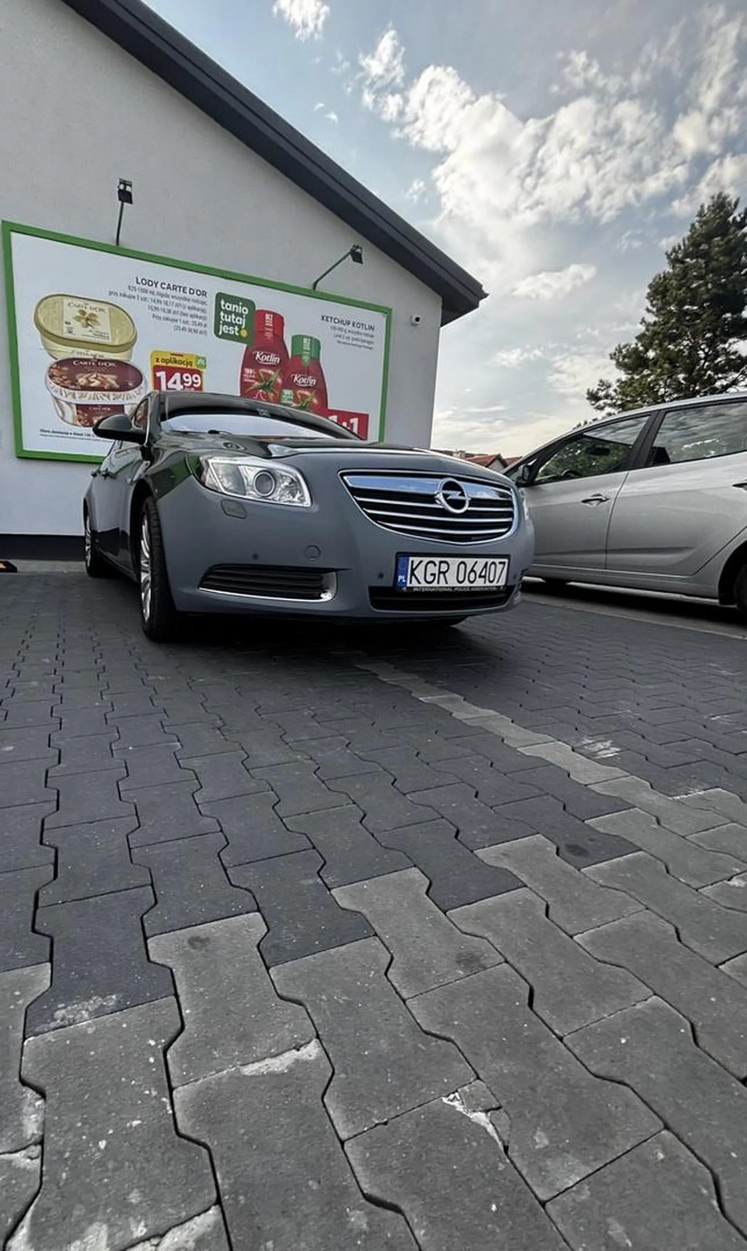 Zaparkowal na dwóch miejscach do parkowania i jeszcze klnie!!!!!! Plis uwaga na typa!!!!!