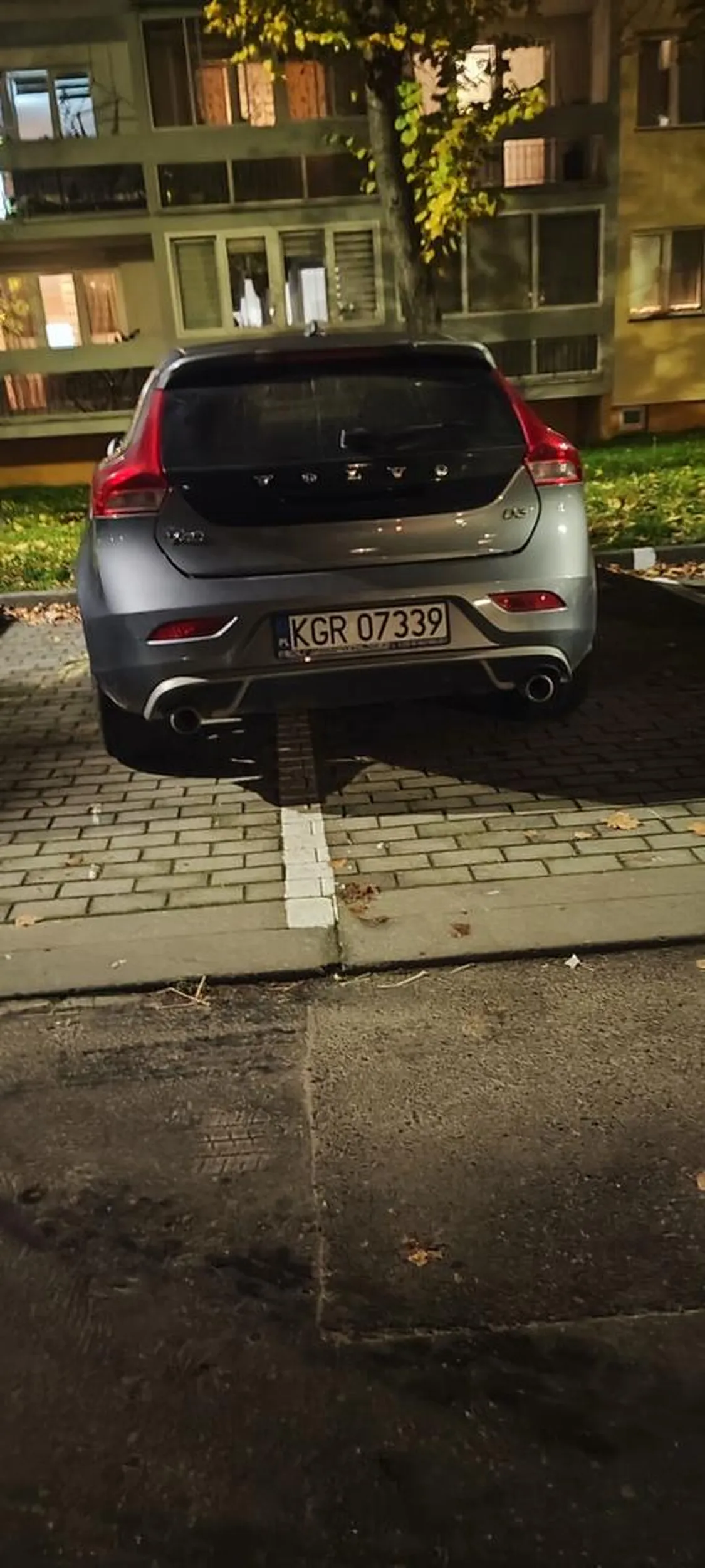 Ciężko zaparkować w liniach. I tak, obok było miejsce jak tam stawał