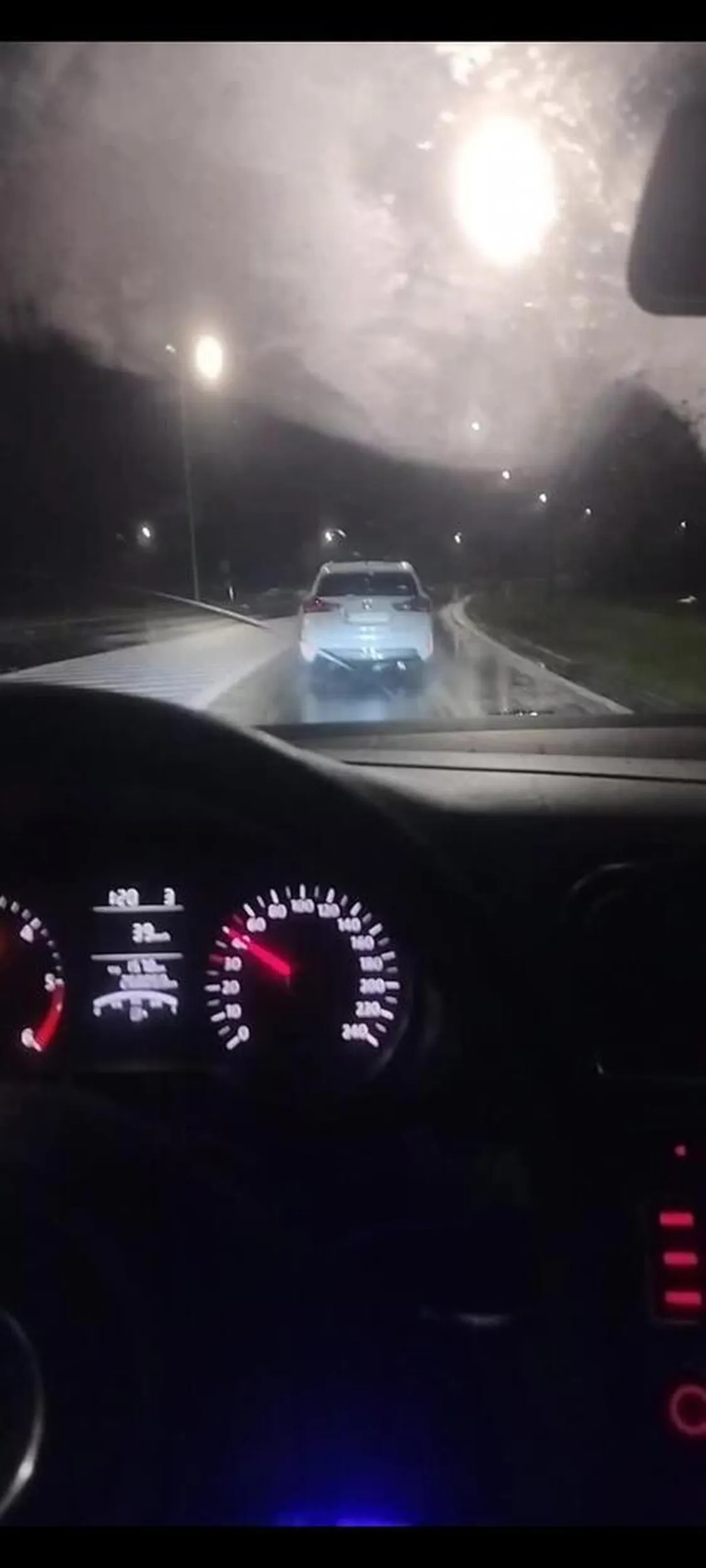 Gratuluję jazdy nocą w deszczu bez świateł ?