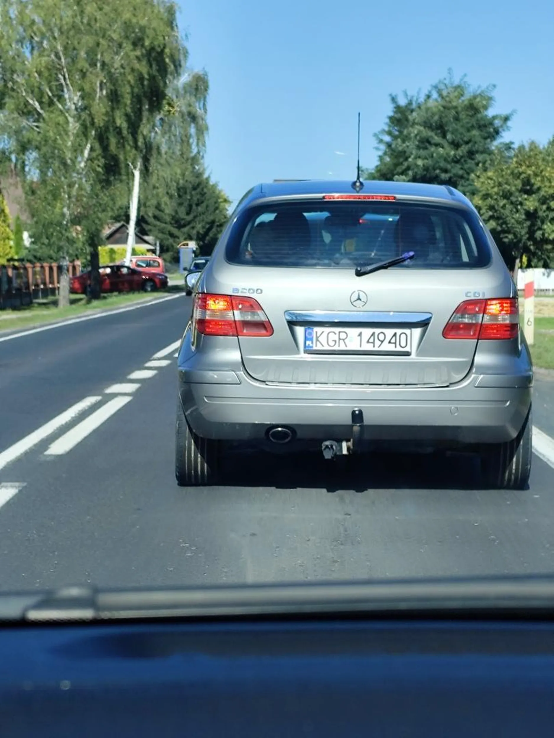 Jedzie w terenie zabudowanym około 140km/h, dokładnie w Jodłowej a wjeżdżając do Bieluw wymusił pierwszeństwo prawie doprowadzając do wypadku.