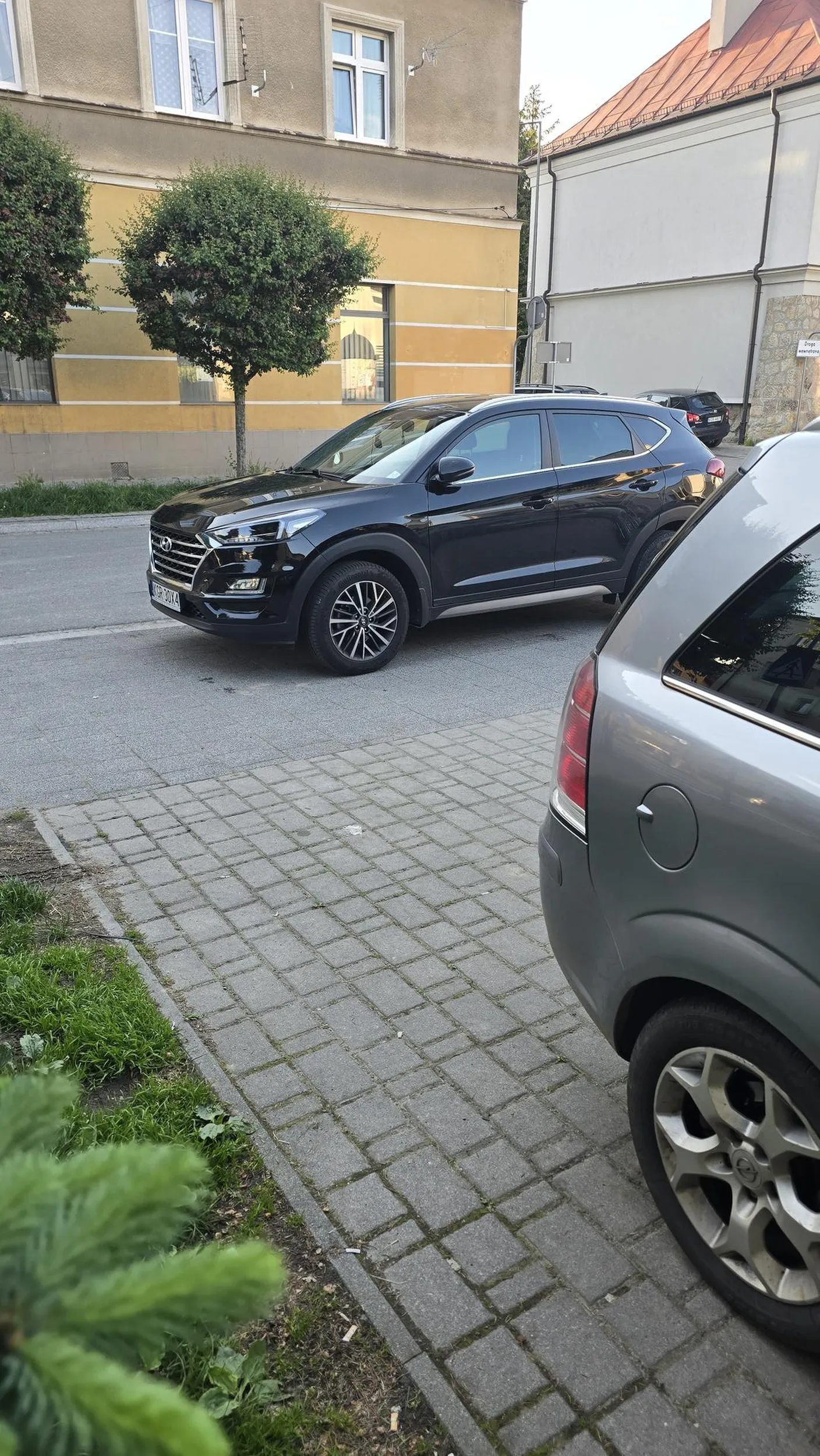 Kierowca nie potrafi parkować.  Dość że staje na chodniku to zastawia inne samochody .