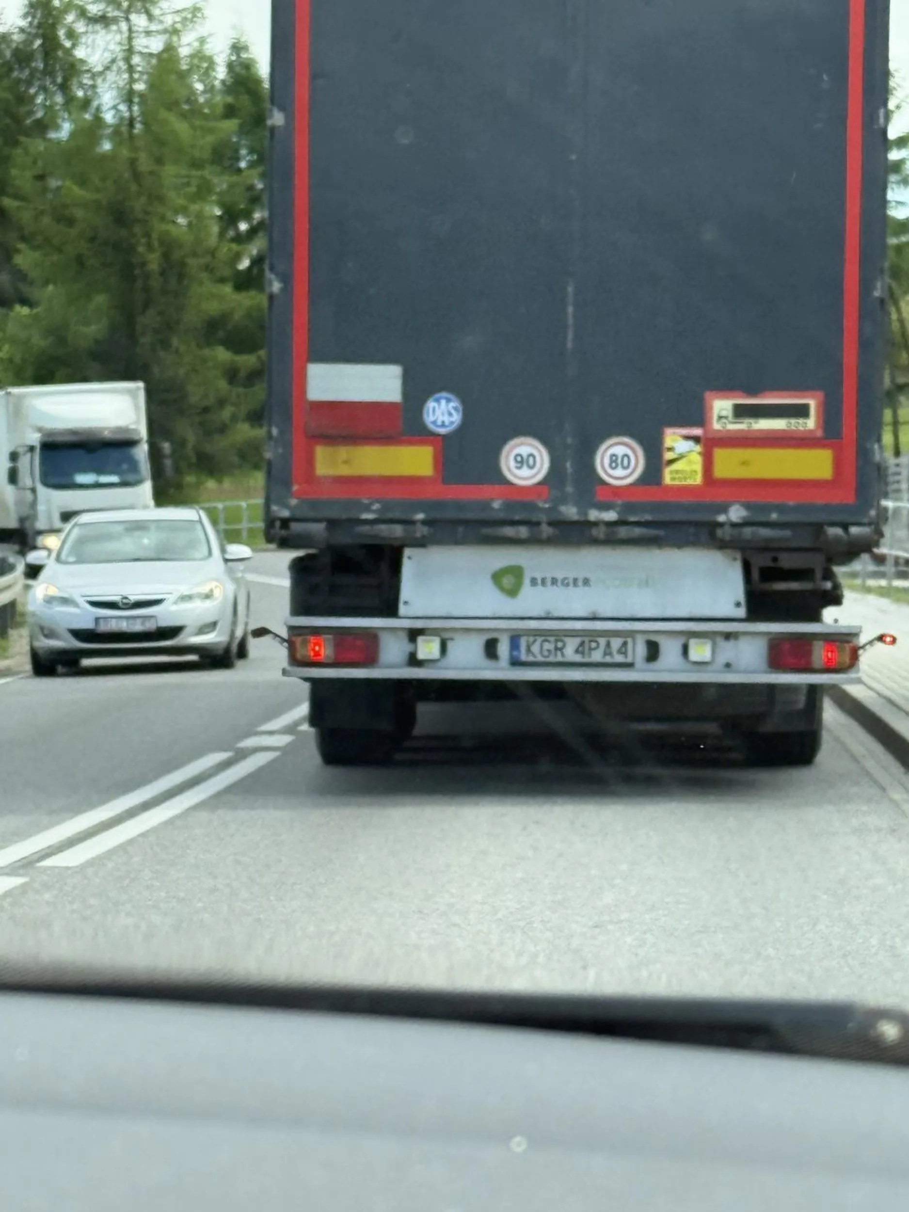 To że szybciej nie możesz jechać tą ciężarówką nie znaczy, że ktoś za tobą też ;) Mam prostą przerywaną pusta droga a gość żeby się nie dać wyprzedzić jedzie środkiem drogi