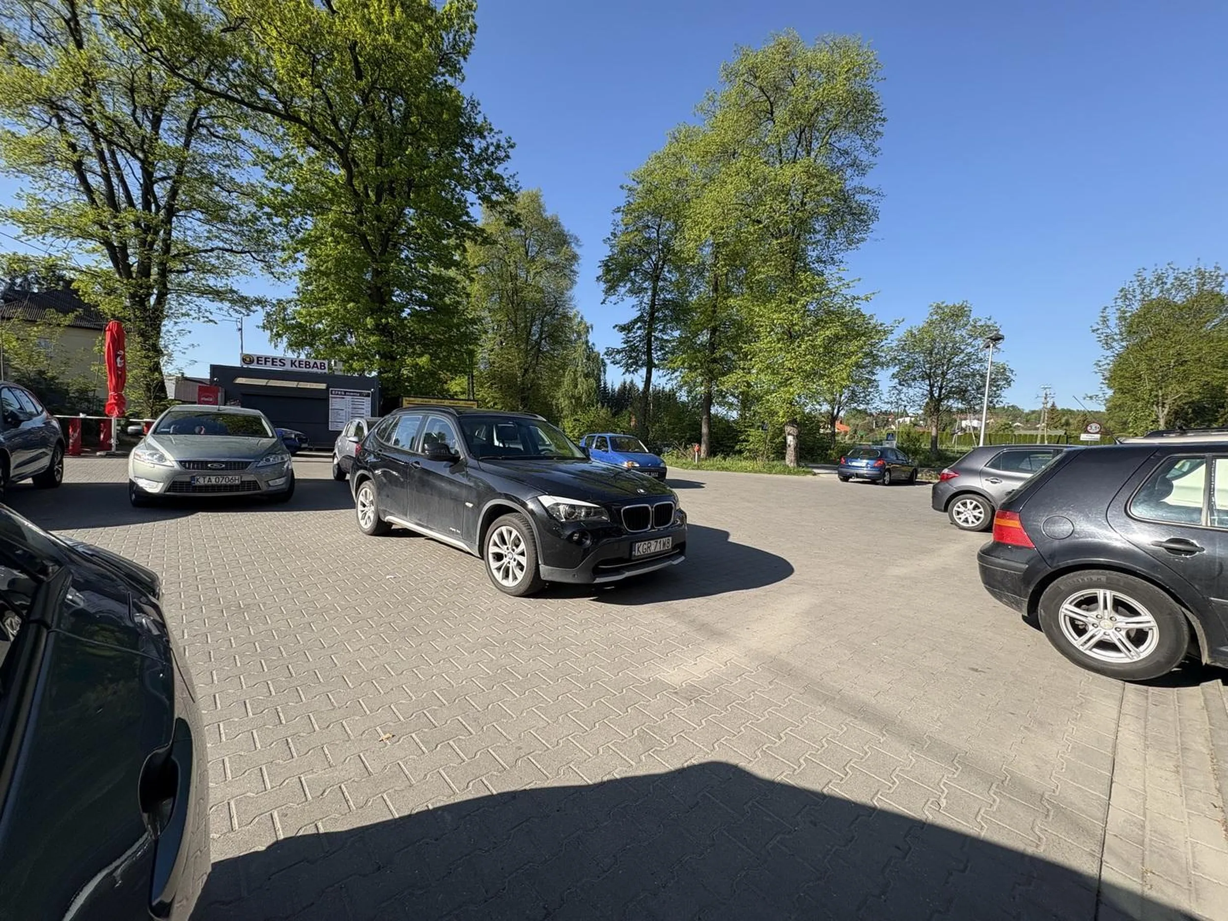 Zastawił wyjazd na parkingu pod sklepem Królewicz z BMW!!