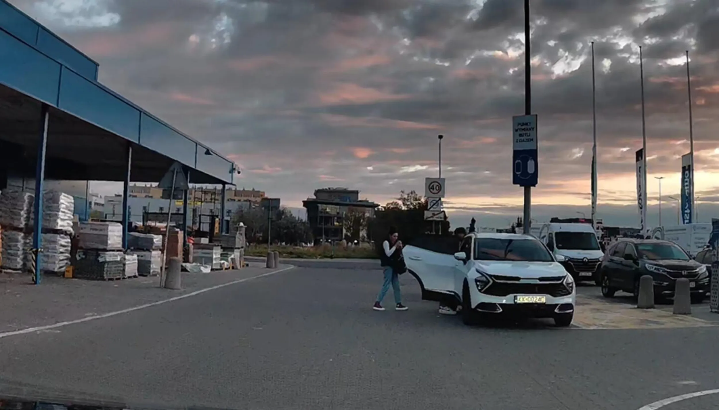 po to są wyznaczone miejsca parkingowe głąby, żebyście nie zasłaniali widoku innym kierowcom i nie tamowali przejzadu