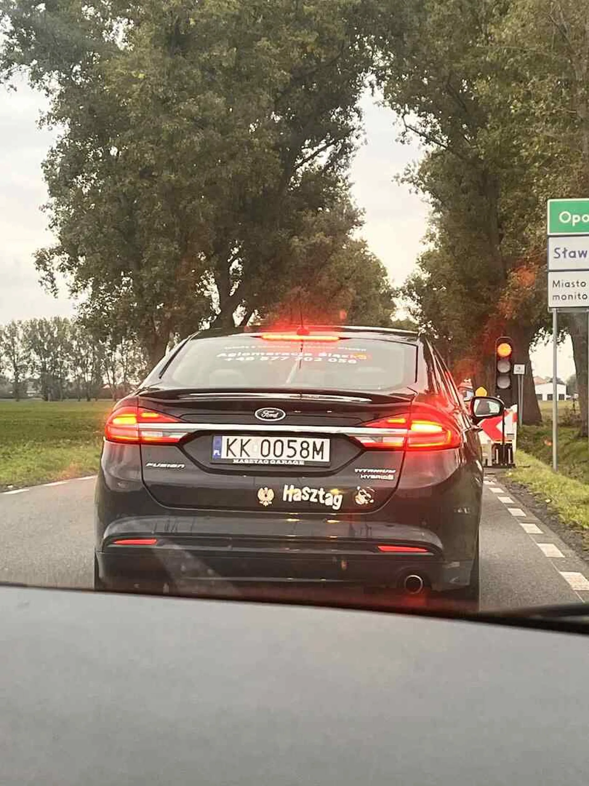 Totalnie nieodpowiedzialny kierowca. Jechał jak szalony, ścigając się na publicznej drodze przy prędkościach powyżej 150 km/h. Takie osoby nie powinny mieć prawa jazdy.