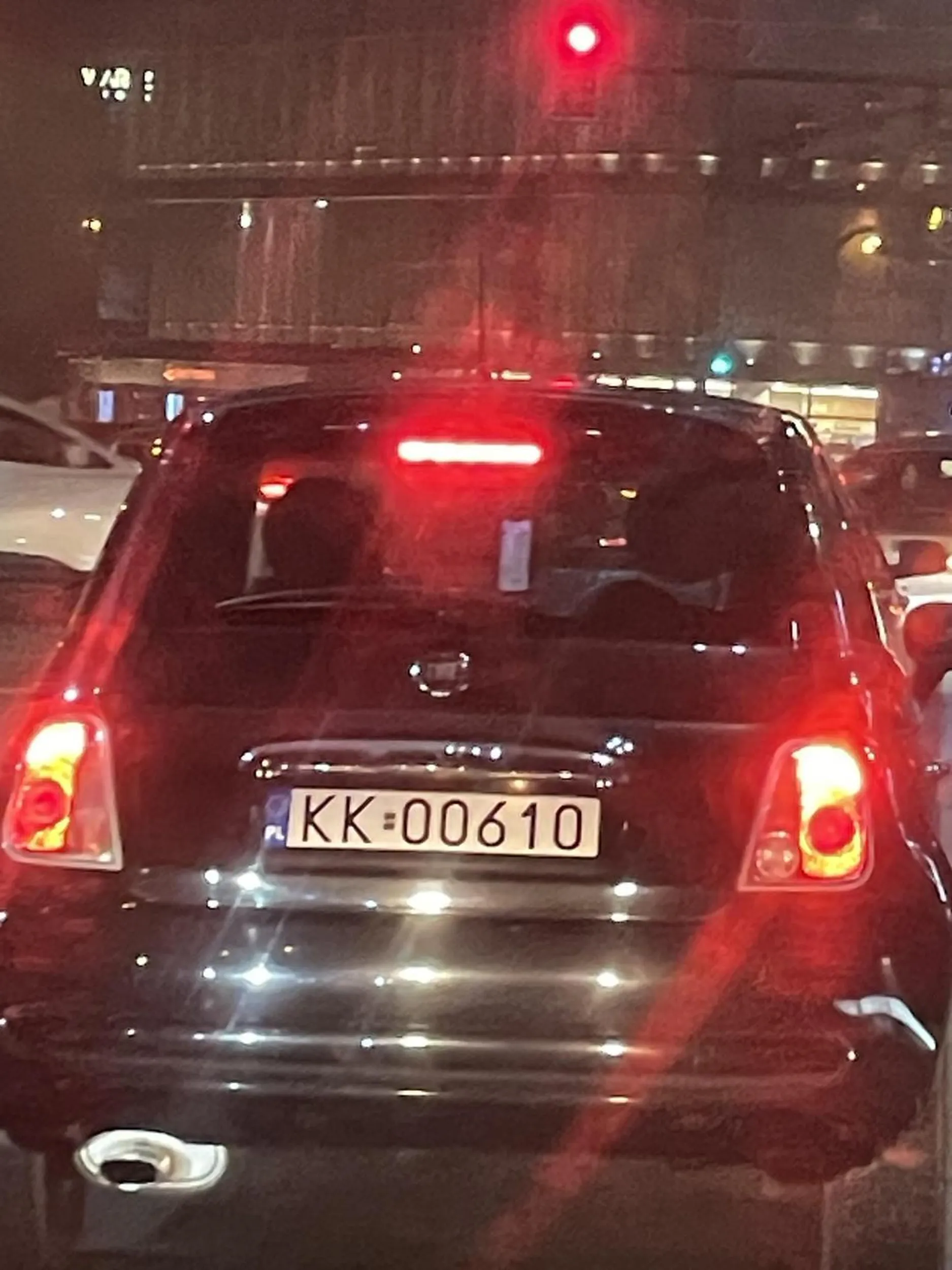 Z rozpędem, bez oglądania się wyjeżdża z podporządkowanej na ruchliwą główną drogę. Później ucieka przez pasy na których chodzą ludzie.