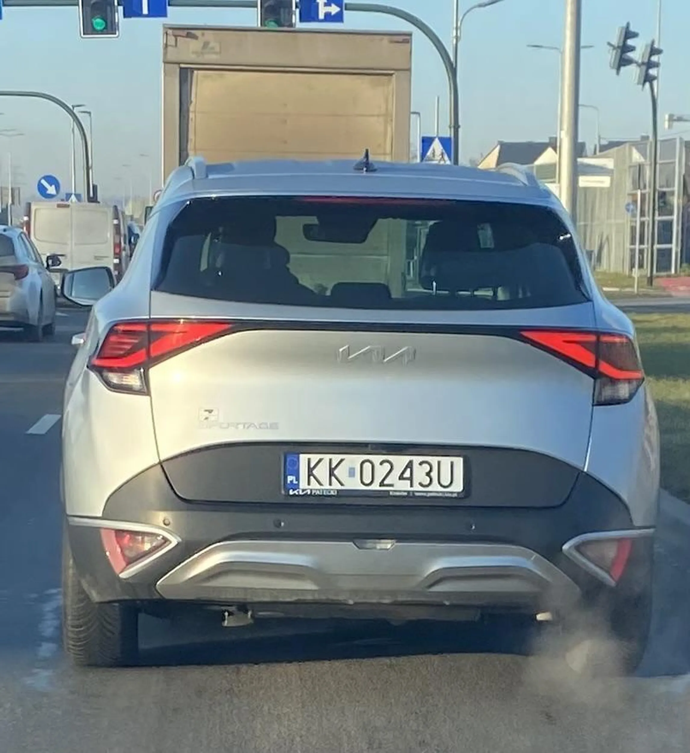 Uważajcie na typa. Cham i burak. Nie zmieścił się na zielonym, strąbił nie wiadomo kogo, chyba sygnalizację świetlną. Później jazda za nauka była dla niego niezbyt dynamiczna, zmiany pasów bez kierunkowskazu. Na koniec chłop wjechał mi przed maskę, musiałam praktycznie zatrzymać się w miejscu. Chłop postanowił poczęstować mnie środkowym palcem. Uważać na niego, typ niezrównoważony. Iii prowadzi z telefonem przy uchu ;)