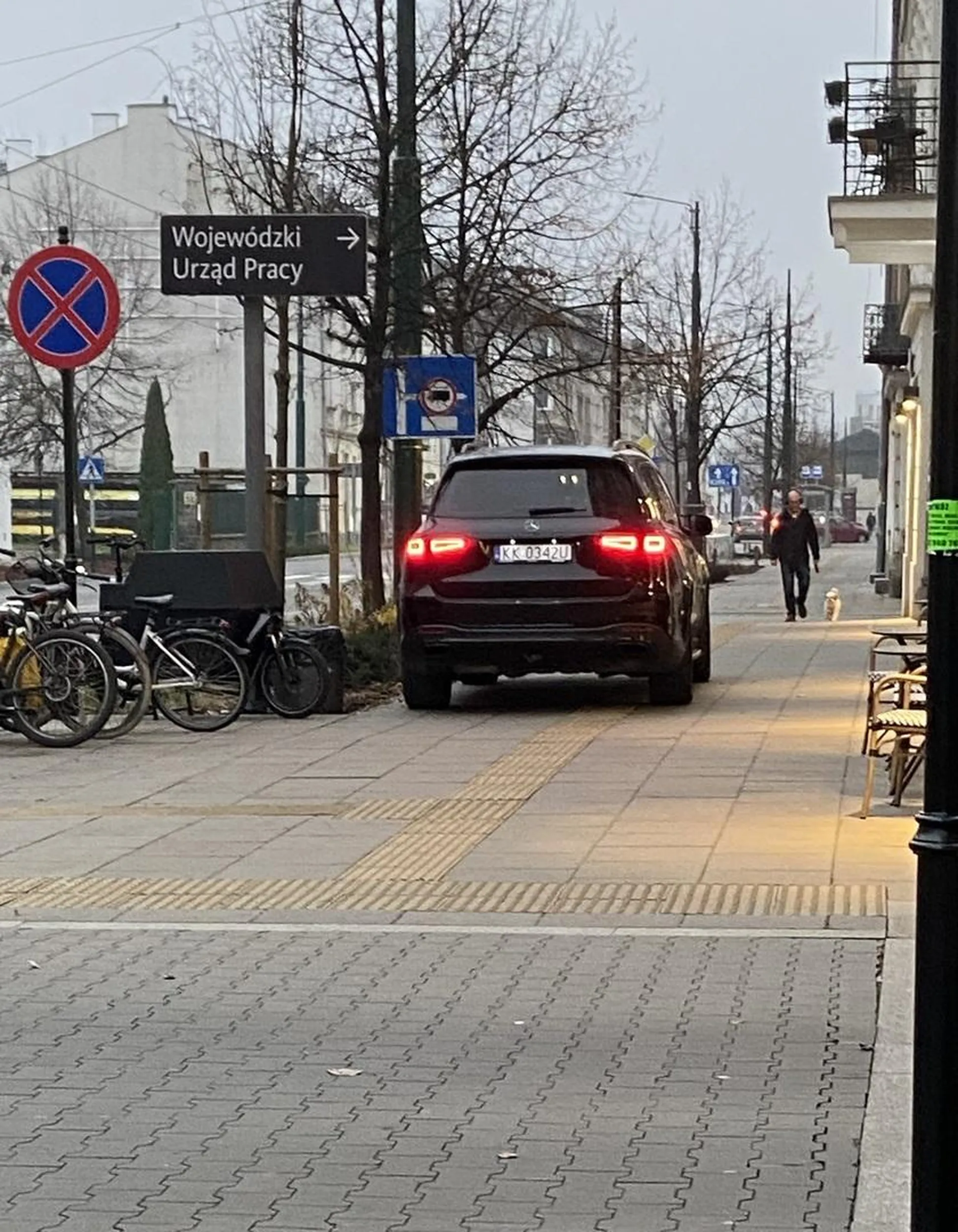 Idealne miejsce na staniecie tą krową - staremu prykowi nie może chlebek z zaczynu wystygnąć
