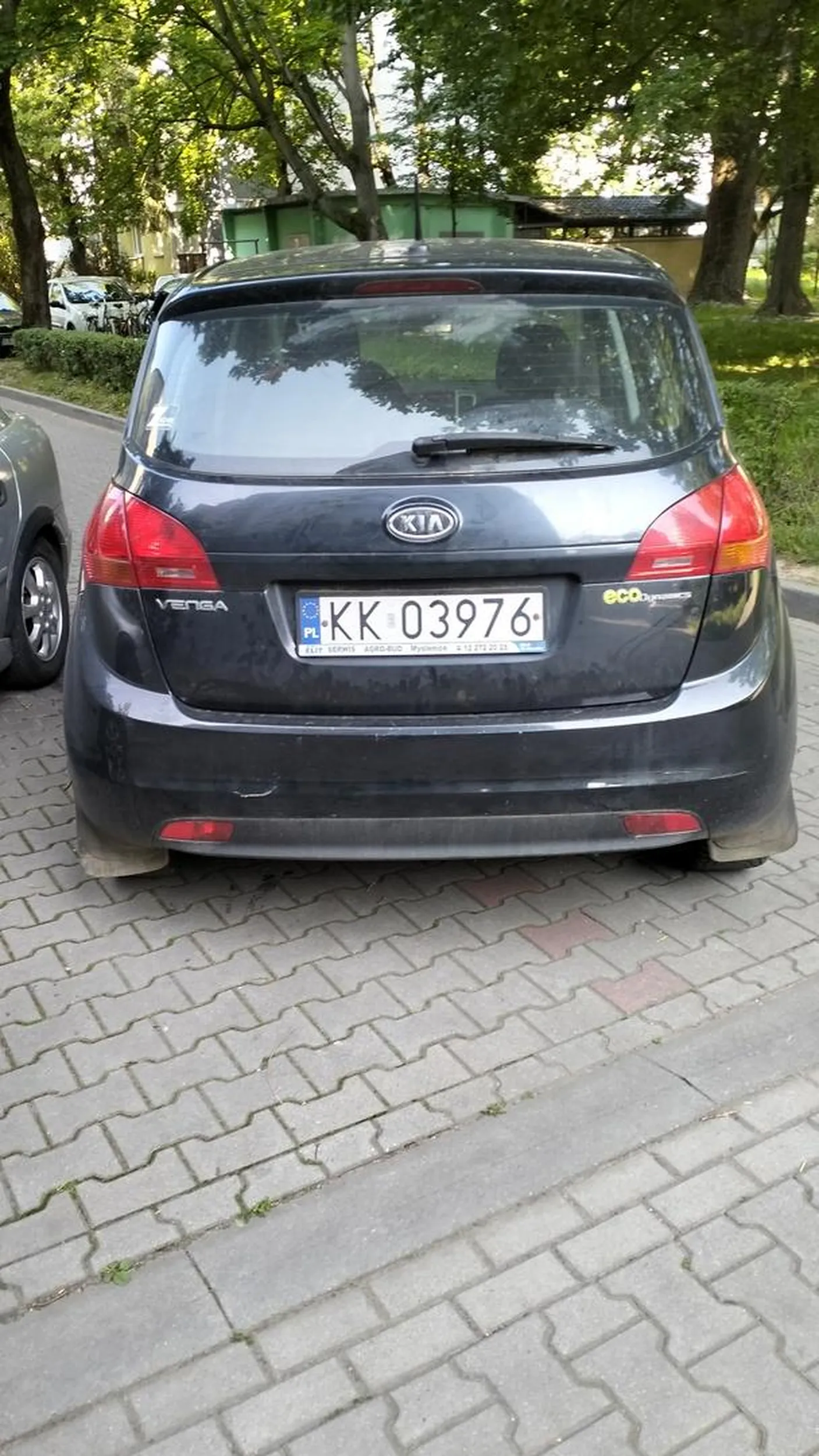 Uważajcie na tego pana. Wali środkiem w strefie ruchu, ma pretensje że idziesz prawą stroną, staje, wyzywa, rzuca niewybredne komentarze na temat twojego wyglądu i straszy policją. Do tego nie zna przepisów ruchu drogowego. Kawał chama.