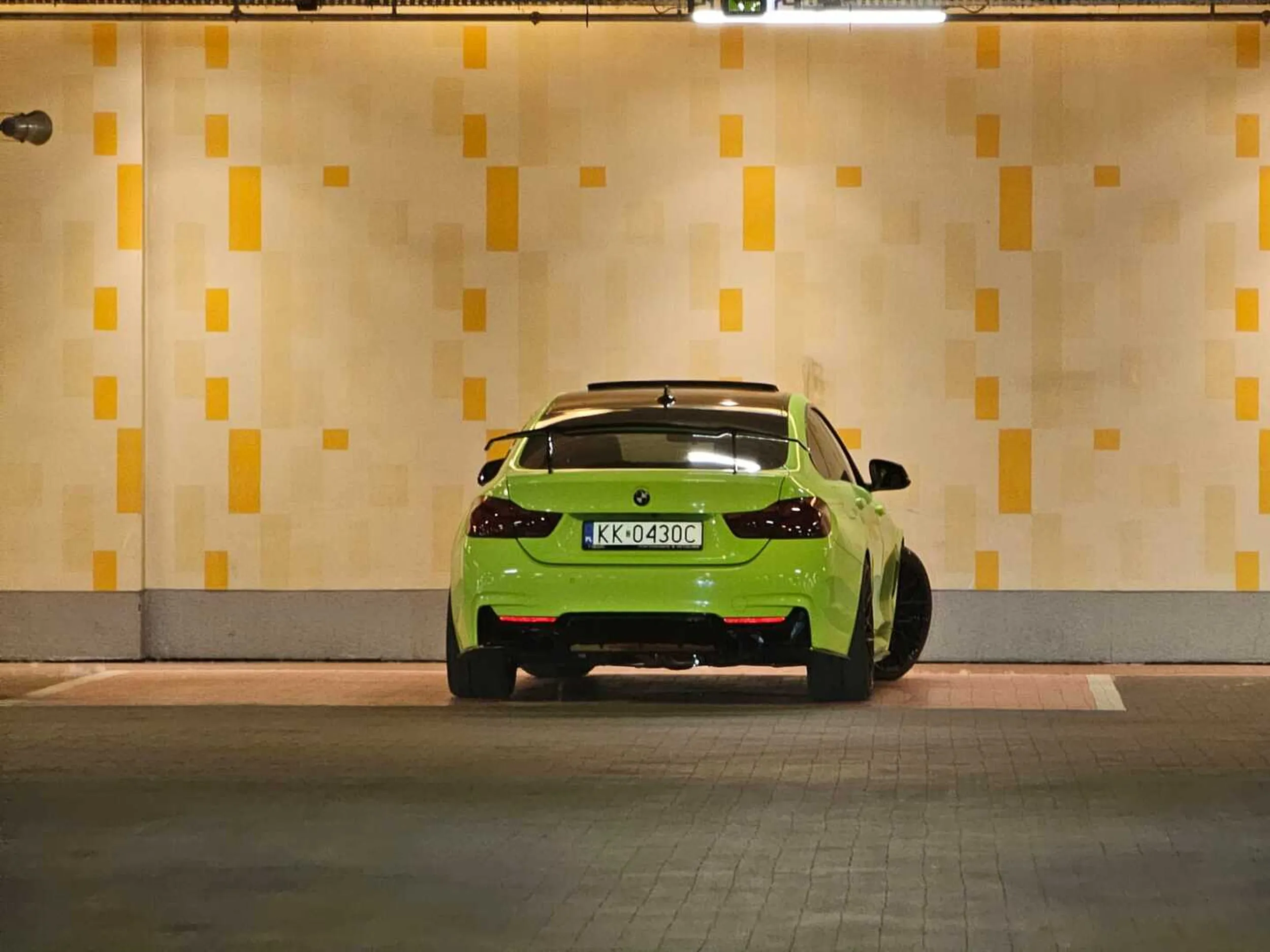 pizdeczka przyjechała solo na zakupy, a parkuje na miejscu dla rodzin