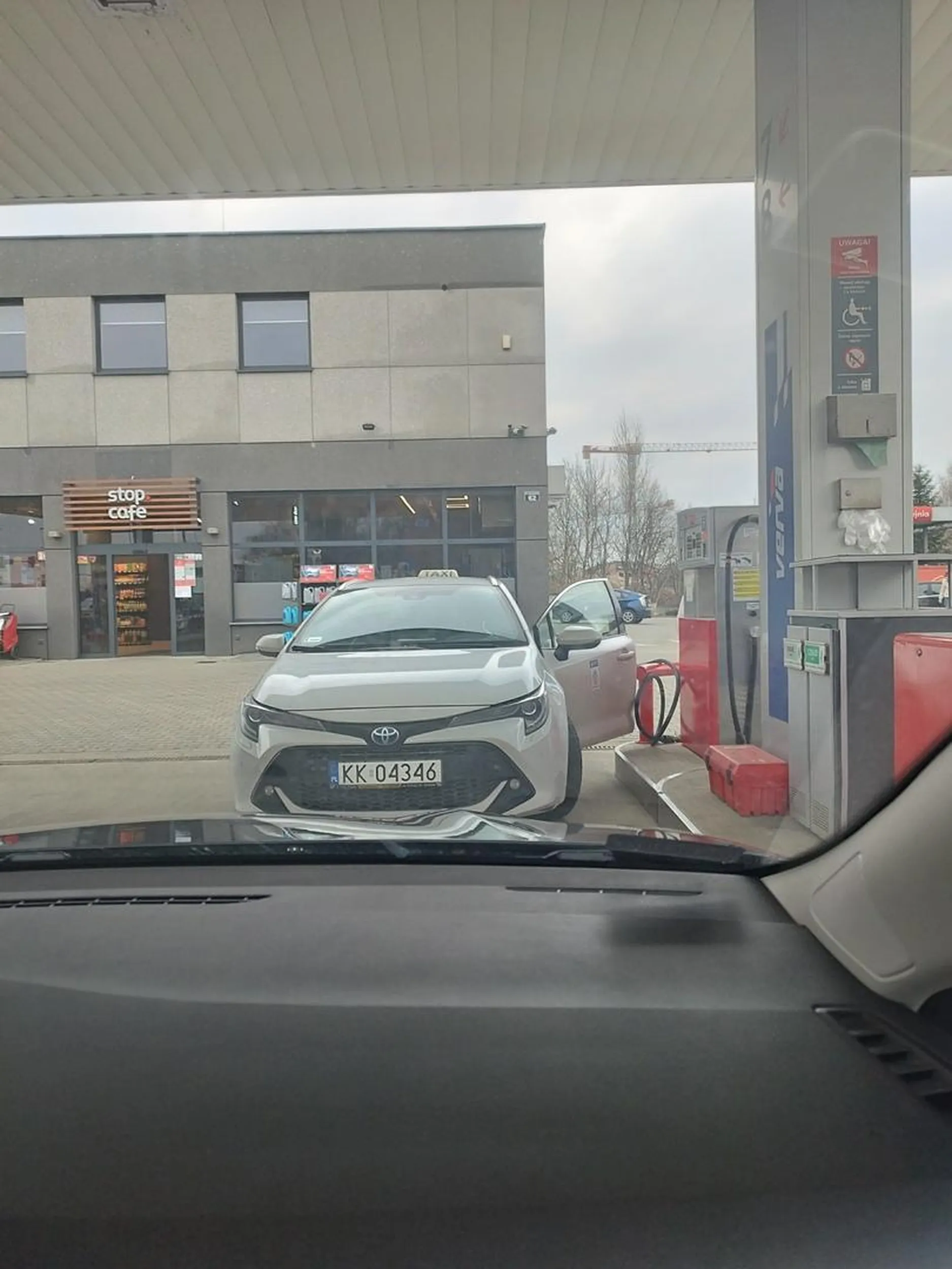 Taksówkarz bez znajomości przepisów. Widziany jak porusza się pod prąd. Nie polecam przewoźnika. Na stacji tankuje jak na zdjęciu