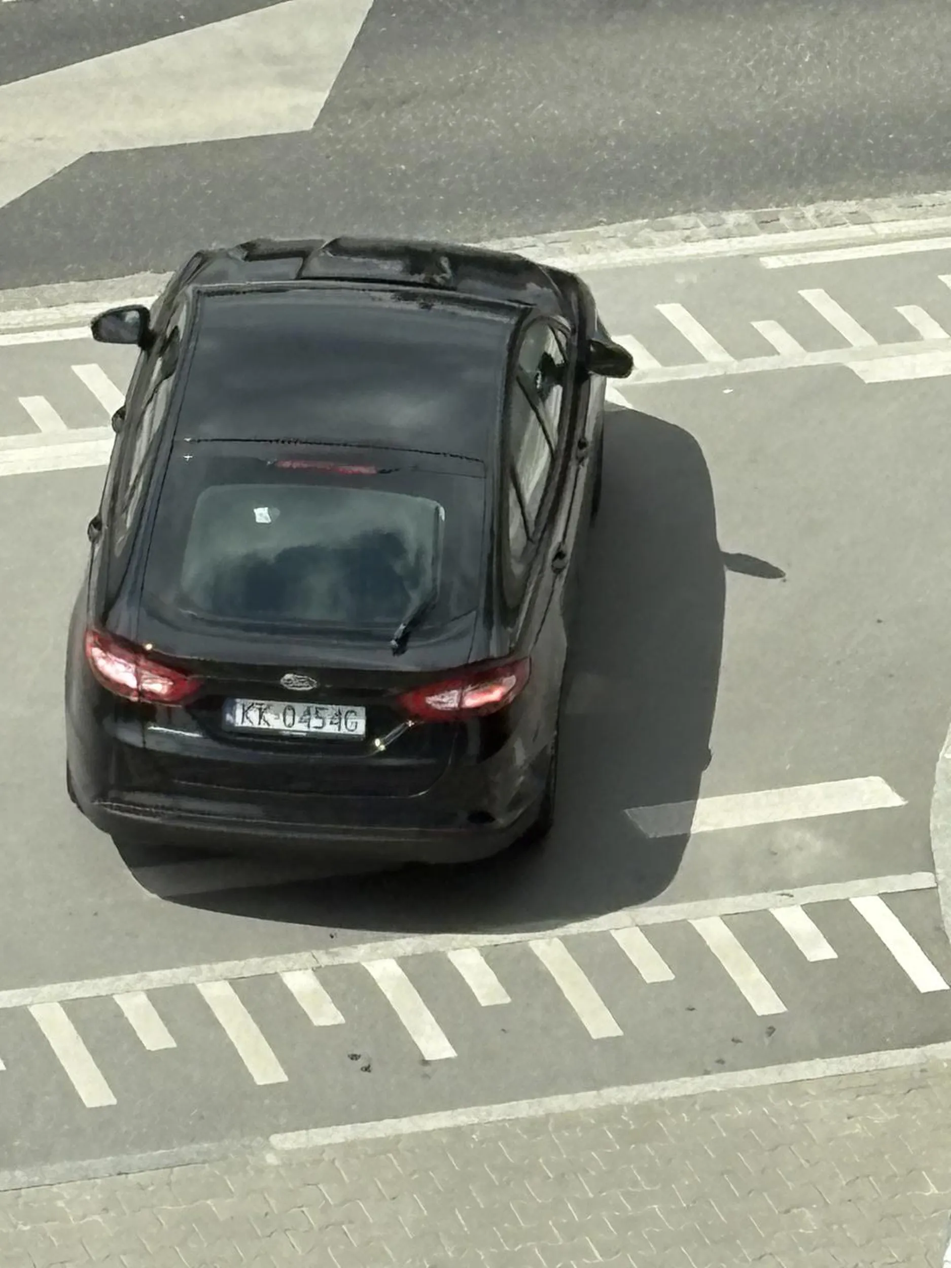 Koleś na parkingu w środku miasta robił drugiemu kolesiowi loda. Po tym jak ktoś ich zobaczył to jeden koleś wyszedł a kierowca z piskiem opon wjechał prawie pod inny samochód.