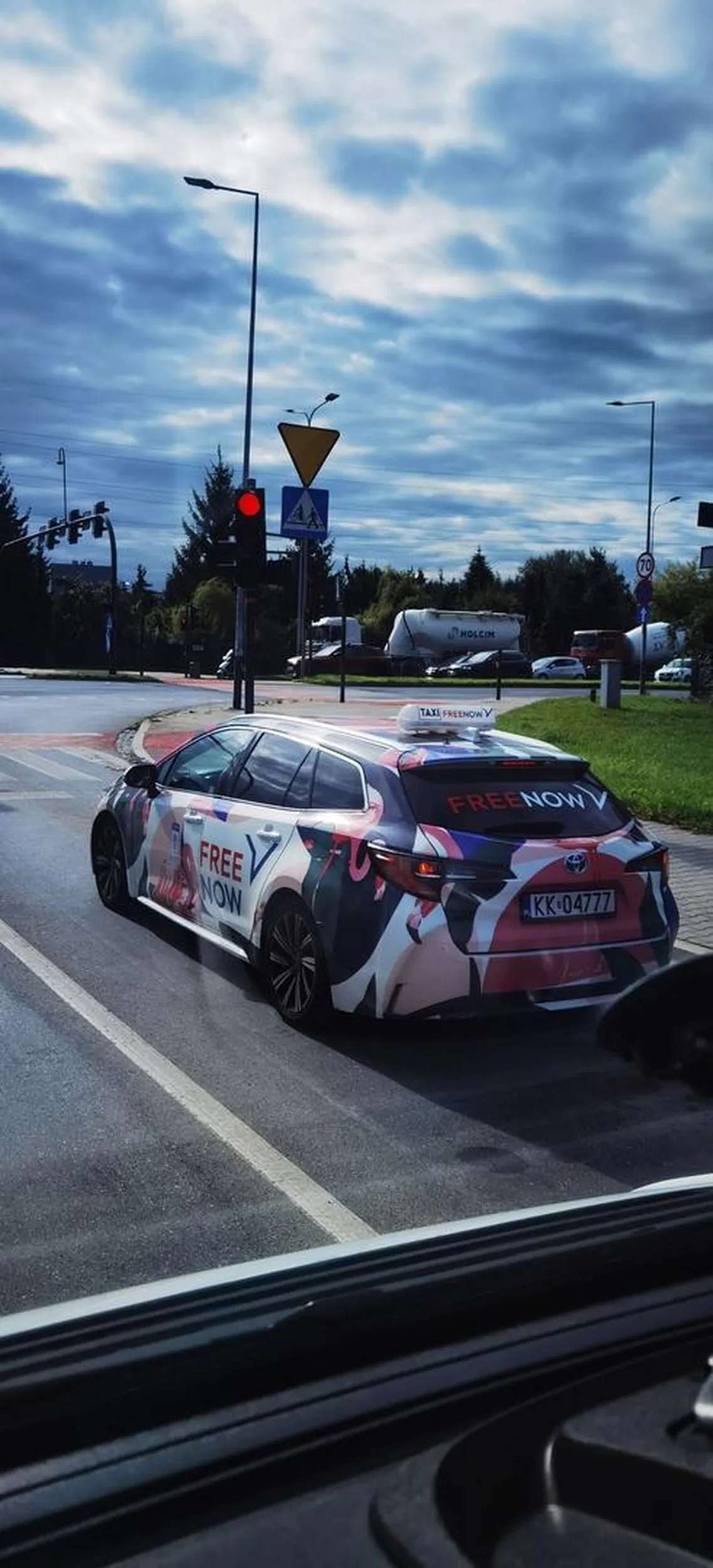 UWAGA!!! Kierowca wynajmuje Taxi juz od dluzszego czasu, jeździ ze sprzetem nie dozwolonym ( Kij baseballowy, paralizator i bardzo mocny gaz pieprzowy) jest bardzo nerwowy i potrafi wyjsc z auta z kijem i paralizatorem! Kierowca zostal zgloszony na policje lecz wiadomo ze nie zostanie zlapany bo wiadomo jak dziala nasza policja ?