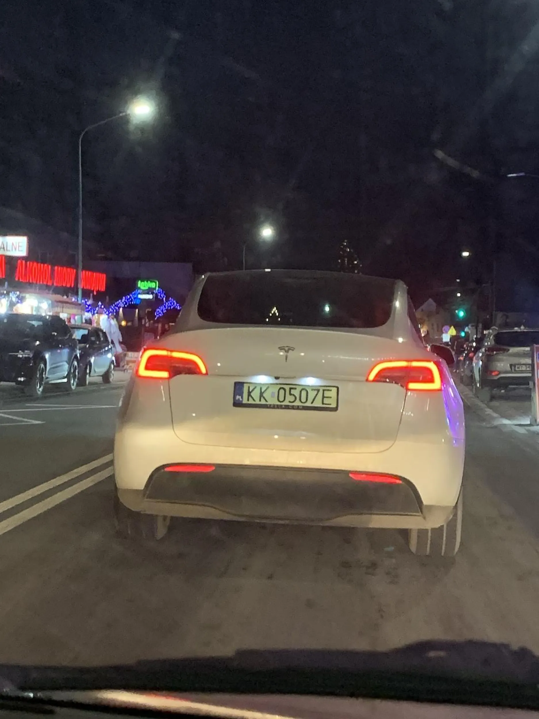 Gość wozi się teslą jak by był pieprzonym bogiem, nie potrafi nawet podziękować i potrącił prawie pieszych na psach. Prawo jazdy wygrał w chipsach.