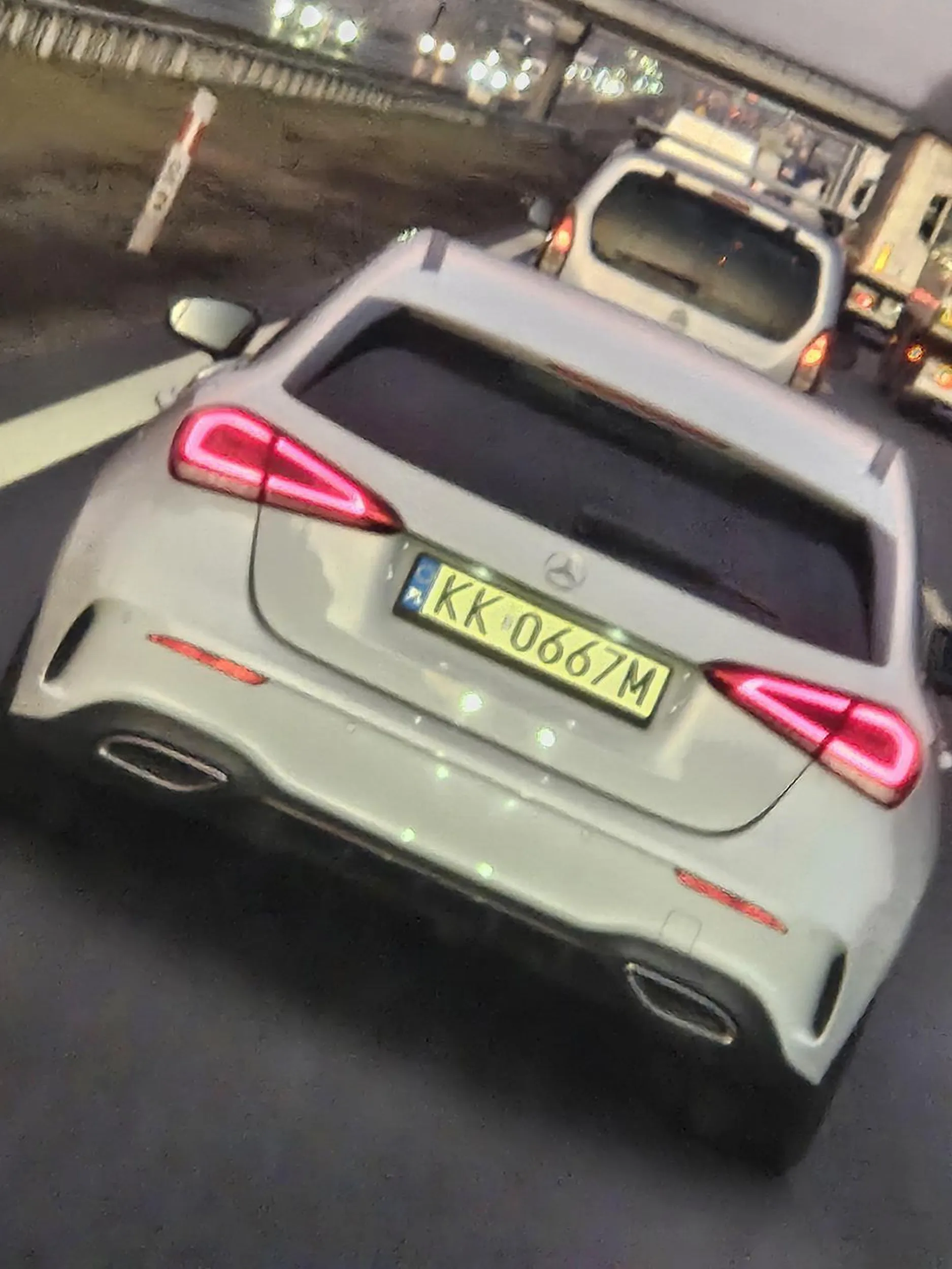 Przyklejony do lewego pasa, blokuje pas, pozniej przyspiesza. Potrzebna solidna kara