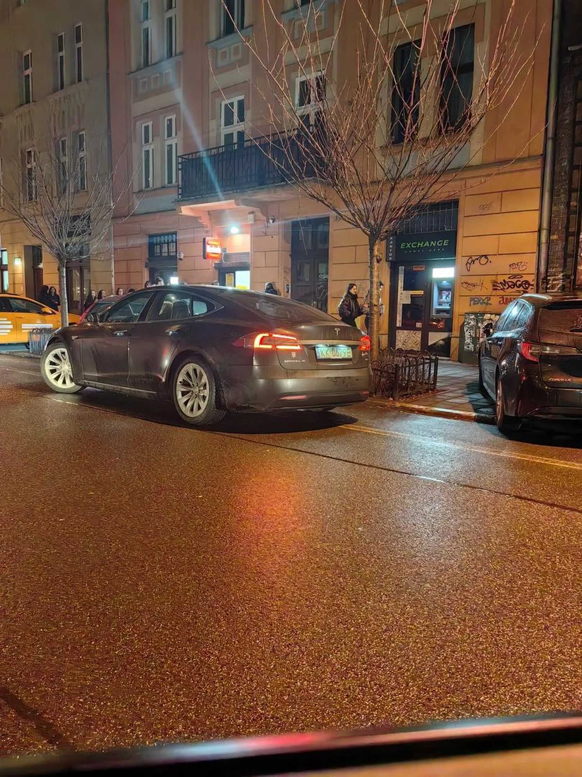 Kierowca uber który przyjmuje pasażerów bez numerów bocznych i koguta TAXI