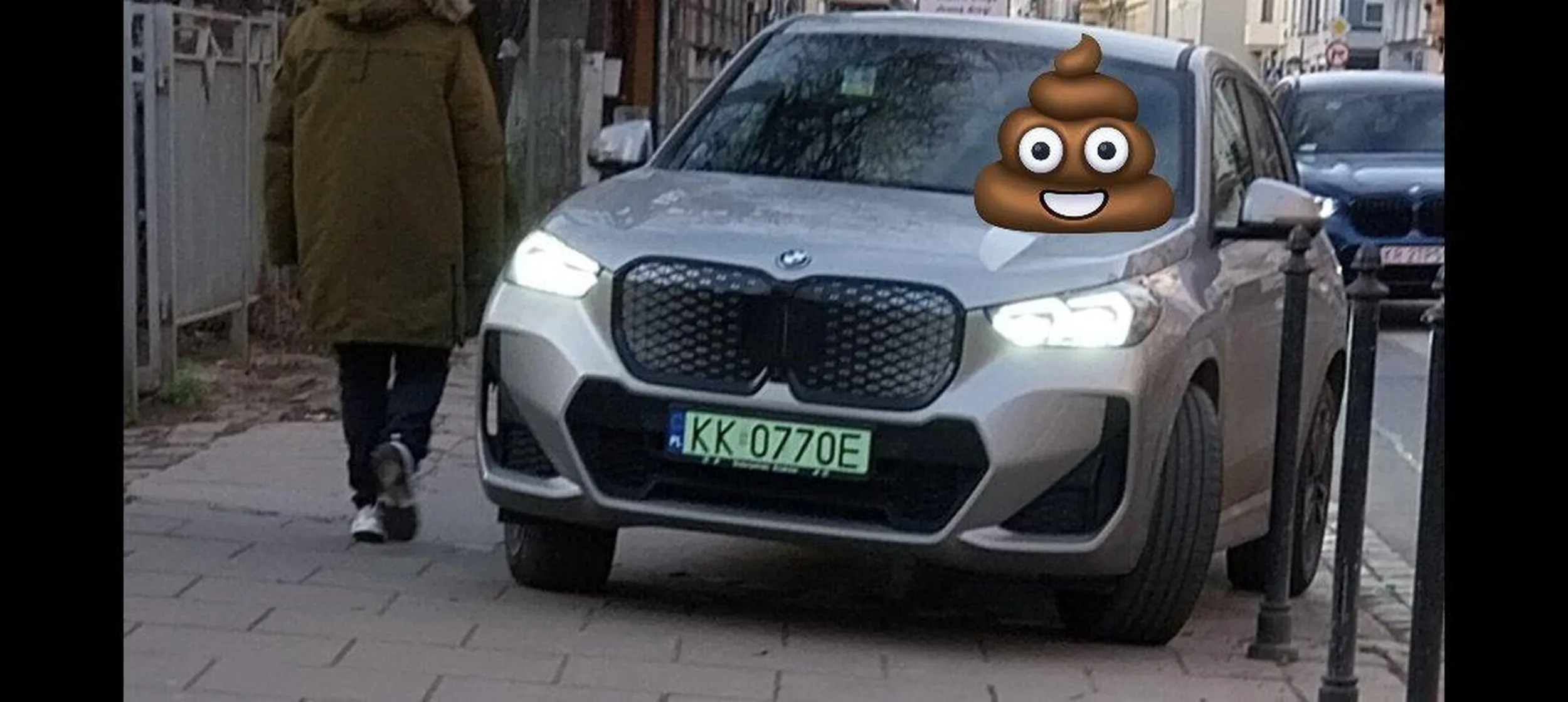 Burak Mniej Wyobrazni mysli, ze chodnik to jego prywatne eldorado. Na widok obiektywu przeparkowal 20m dalej, tuz przed przejsciem.