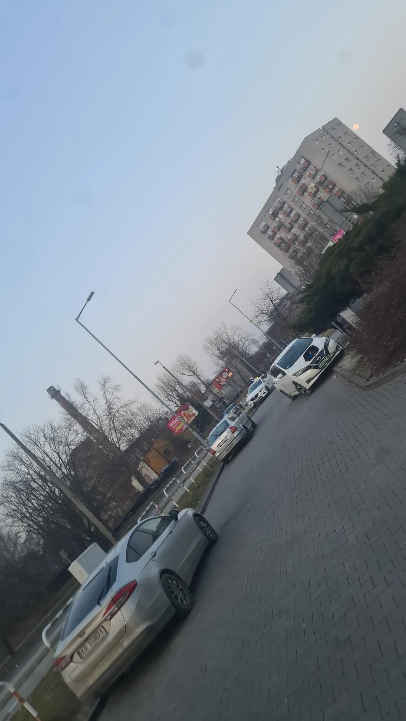 Czyżby nagle prądu zabrakło? Ale i tak przez Twoje inteligentne parkowanie przejechać się nie dało.