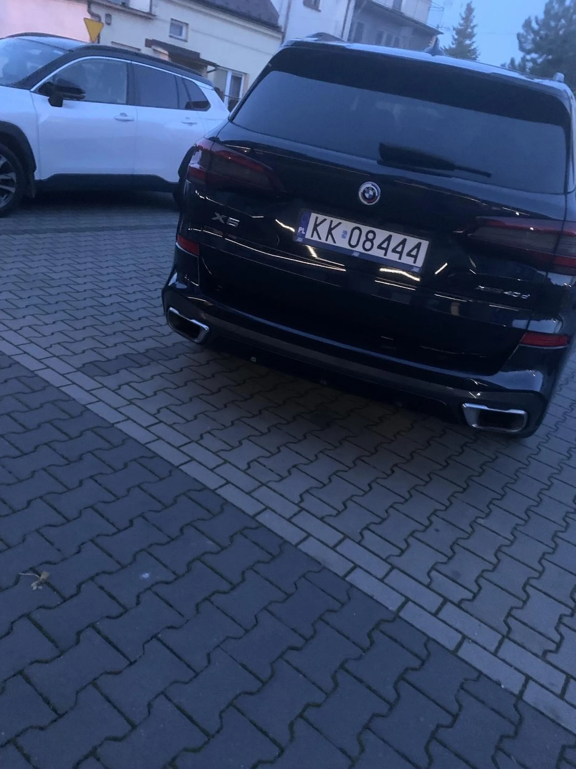 Miejsc  jak na lekarstwo w tym miejscu jest raptem kilka miejsc na których można stawać ale jak widać Marka zobowiązuje żeby zająć dwa miejsca i inni nie mogli zaparkować