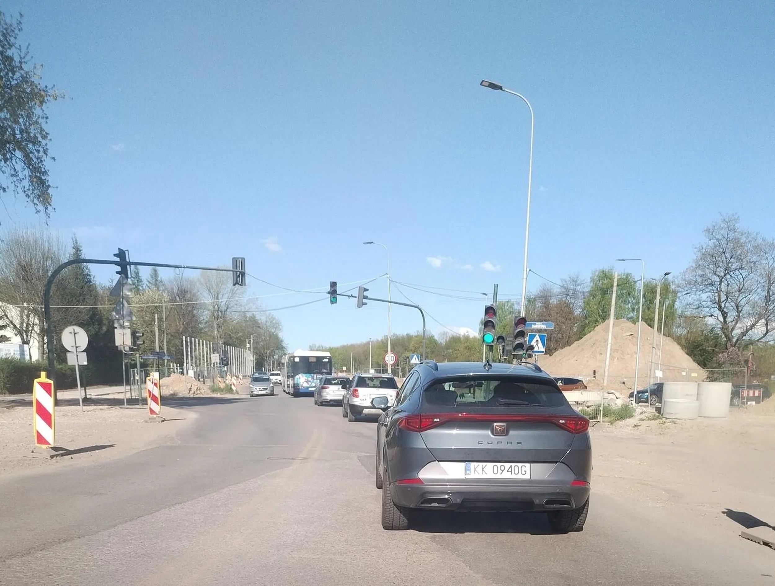 Para klasycznych KAMERKOWICZÓW! Niewielki zator na rondzie. Facet w srebrnym Suzuki zdołał ruszyć szybciej niż jegomość w Seacie. Naturalnie zrodziło to frustrację u jaśnie pana z Seata a u partnerki potrzebę udokumentowania tego "przewinienia" na smartfonie - mimo posiadania kamerki samochodowej. Gdybym nie użył klaksonu pewnie stał byś tam do Bożego Narodzenia! Facet z Suzuki ruszył płynnie. Szkoda, że nie potrafisz równie płynnie skręcać w prawo! I to drugi już raz gdy musiałem przez Ciebie czekać! Naucz się płynnej jazdy albo kultury!