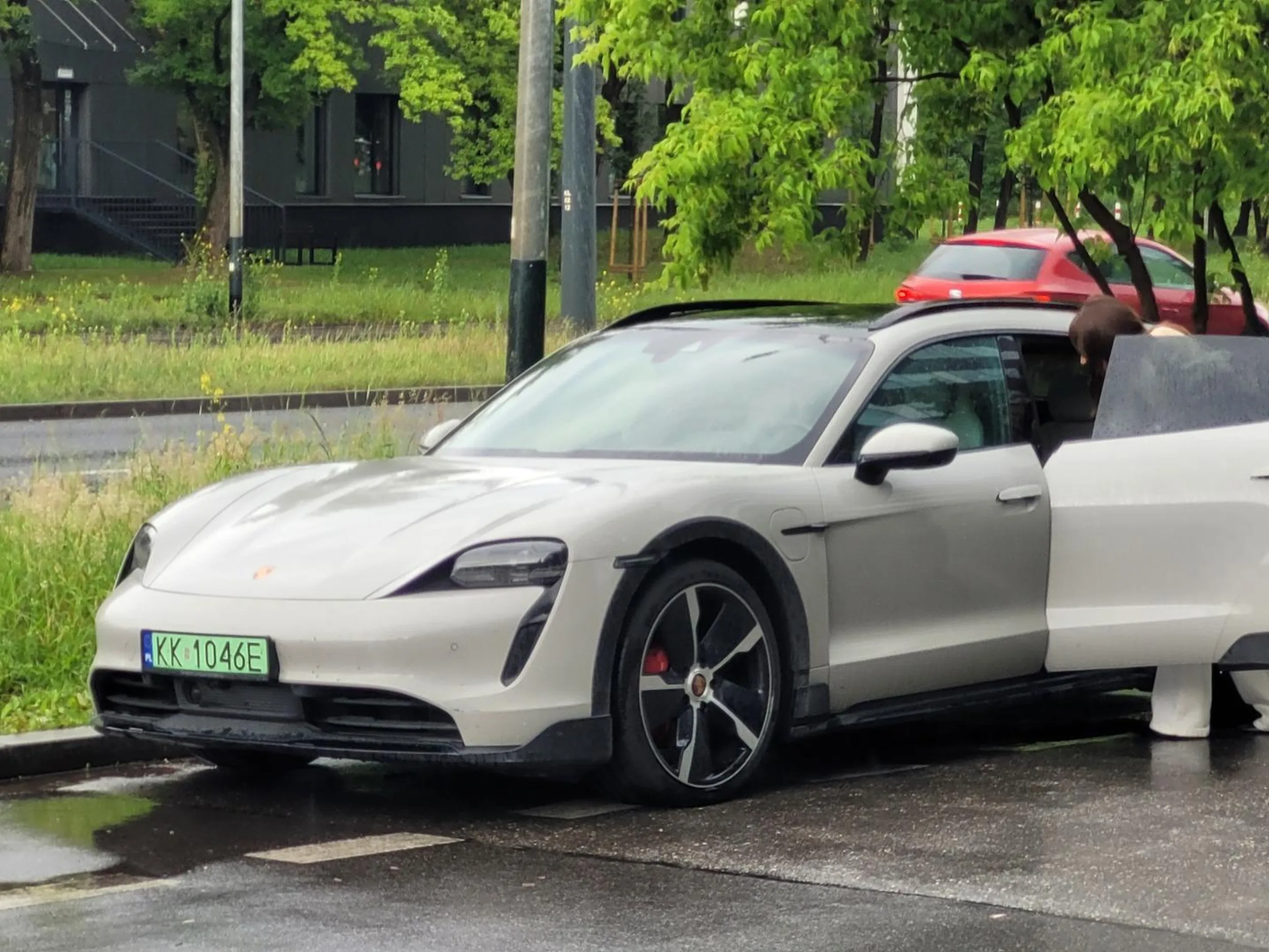 Bardzo serdecznie nie pozdrawiam Pani, która nie dość że wymusiła pierwszeństwo to jeszcze pokazała faka - całkowity brak klasy.