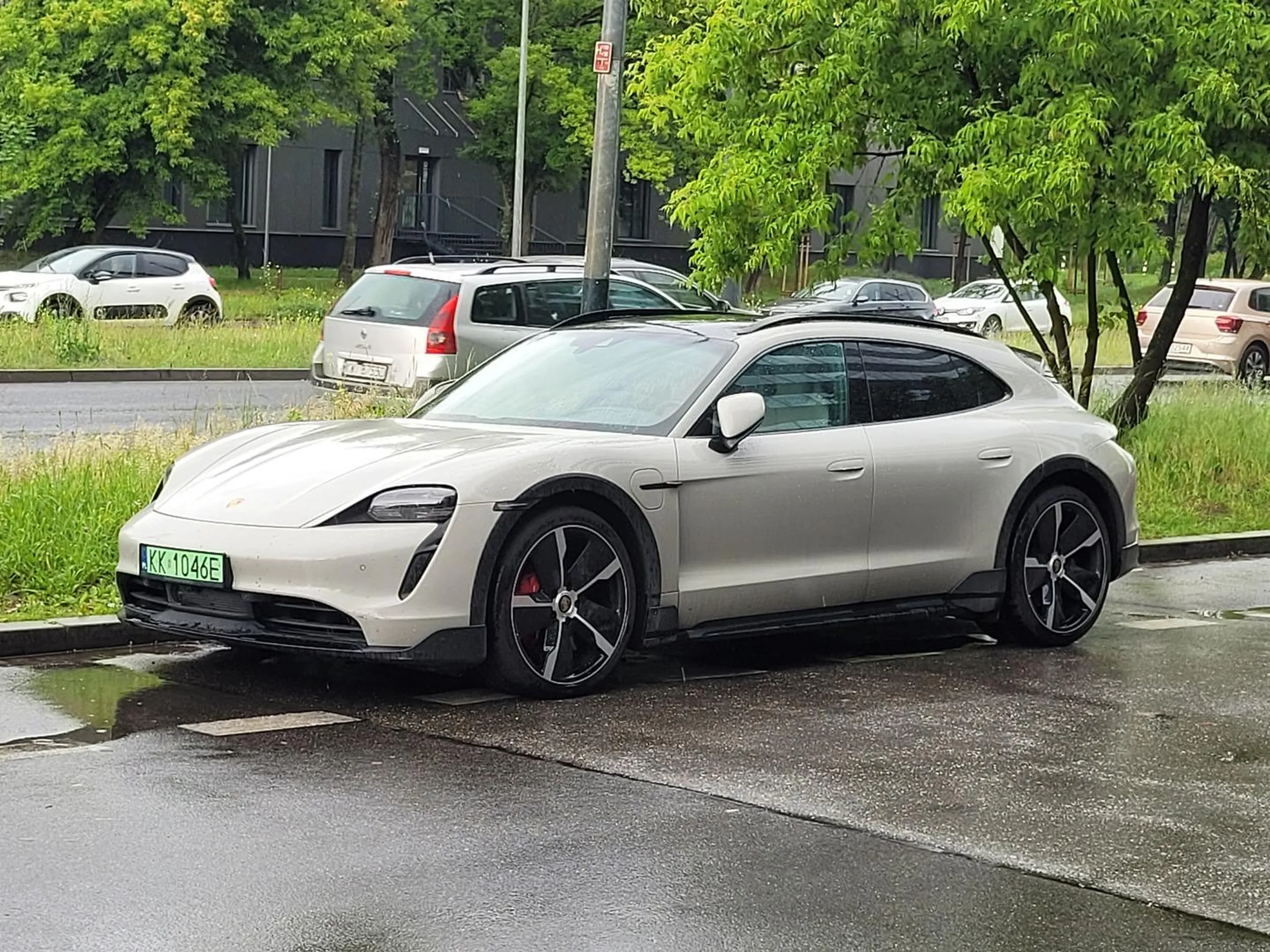 Bardzo serdecznie nie pozdrawiam Pani, która nie dość że wymusiła pierwszeństwo to jeszcze pokazała faka - całkowity brak klasy.