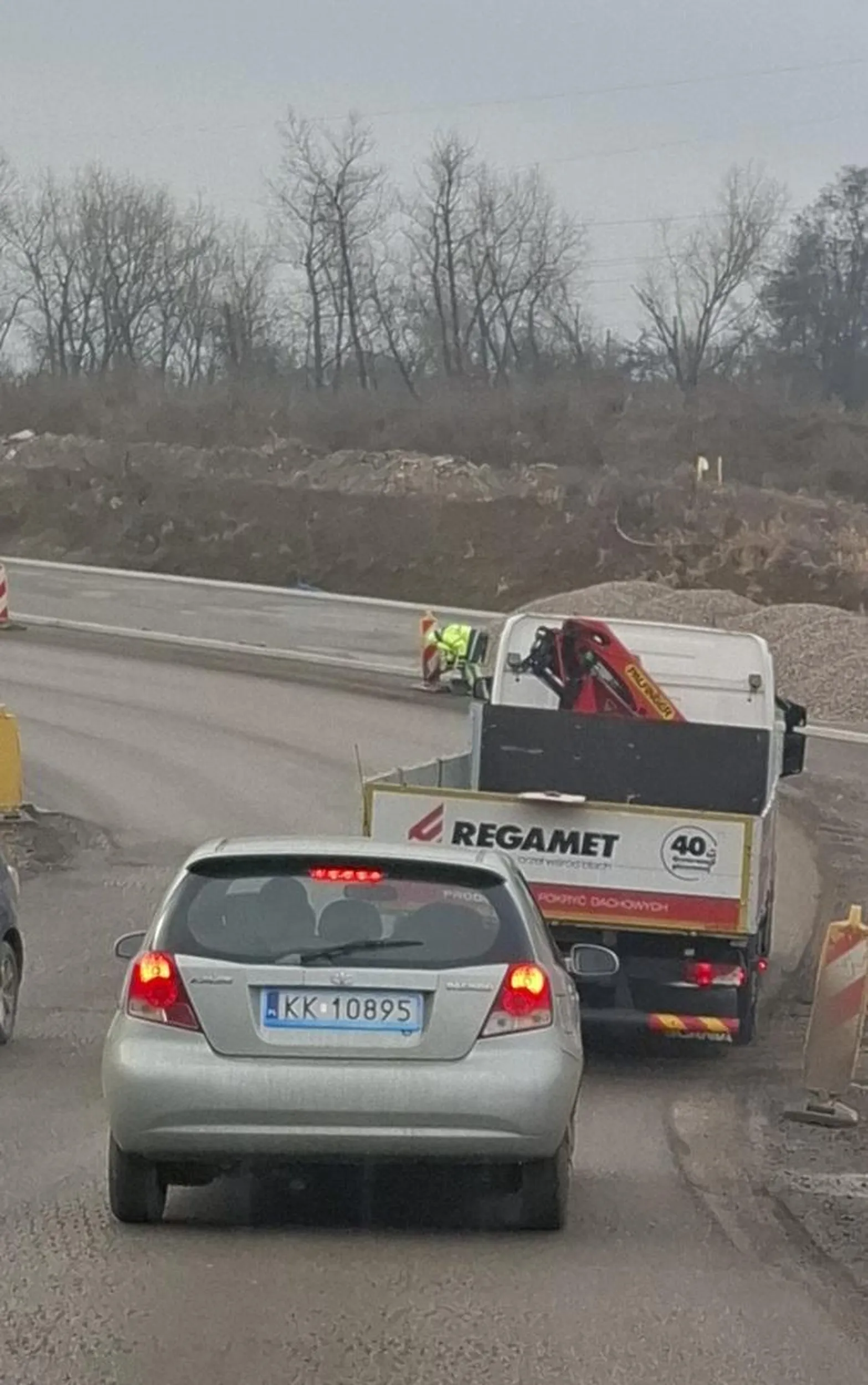 Wymusza pierwszeństwo na skrzowaniu.