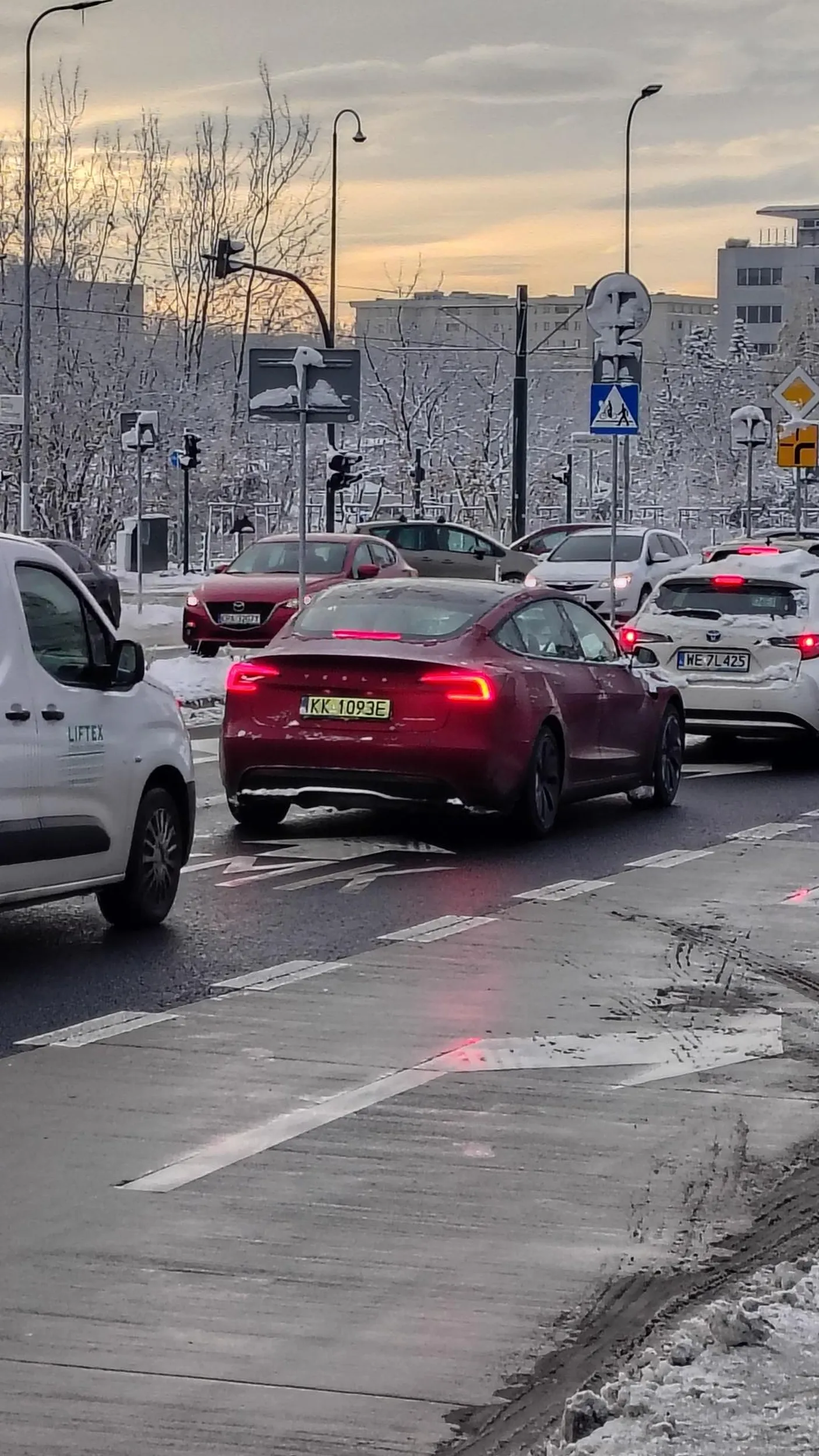 Idio*a za kółkiem! Mało co dziś nie przejechał faceta na pasach! Wyprzedza na pasach, zabrać prawo jazdy natychmiast!