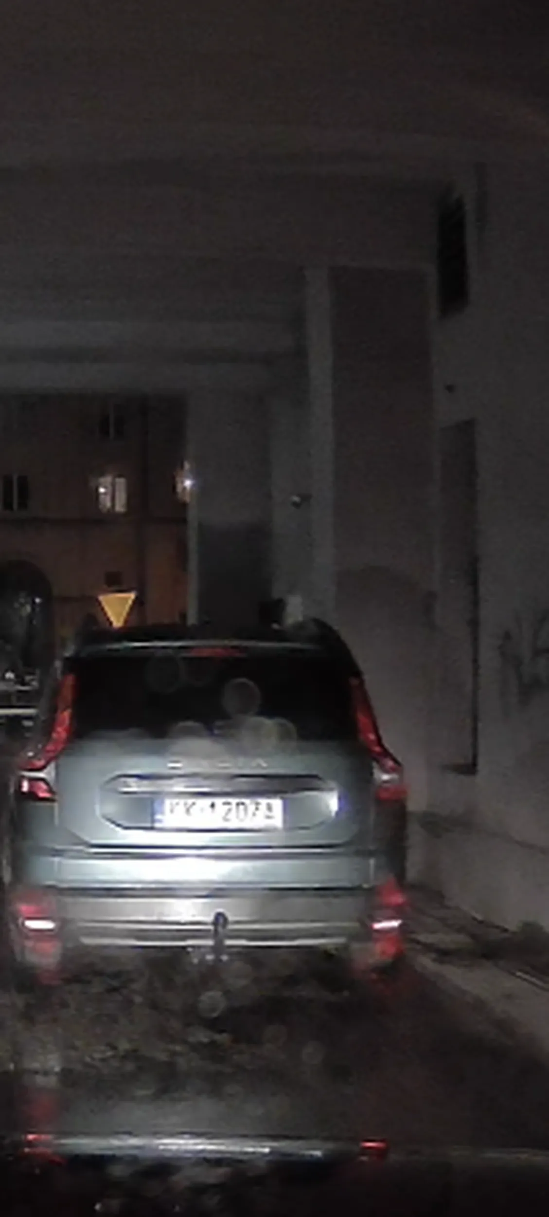 Nie parkuj w bramie. W bramie jest wyjście z klatki schodowej.