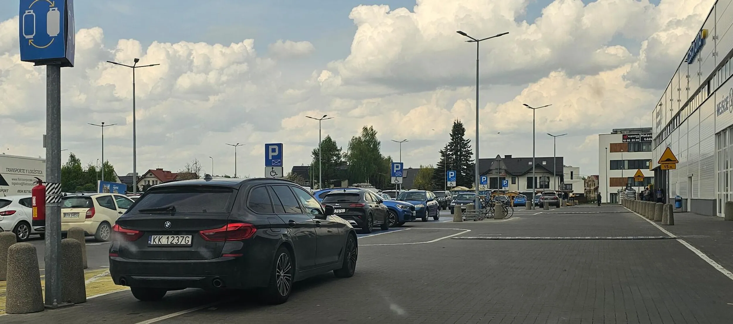 gamoń ma pełno wolnych miejsc na parkingu, ale nie chce się ruszyć dupy i parkuje blokując przejazd i utrudniając widoczność