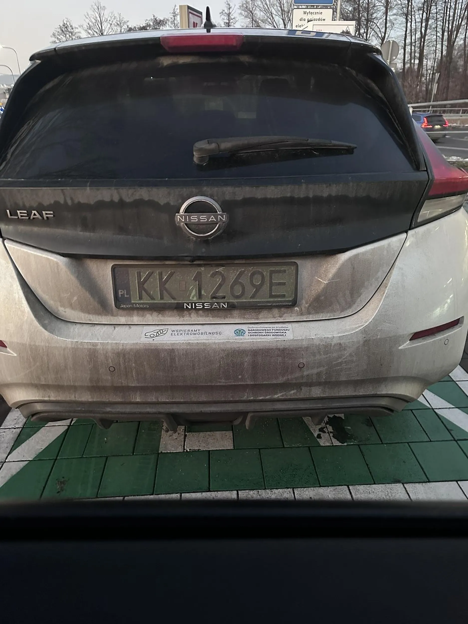 Wredny i chamski typ. Podjeżdża na ładowarkę EV, przerywa Wasze ładowanie i przepina do swojego auta bo jemu się teraz należy, Wasz czas ładowania minął w jego uznaniu. Oblicze nieskażone myślą.