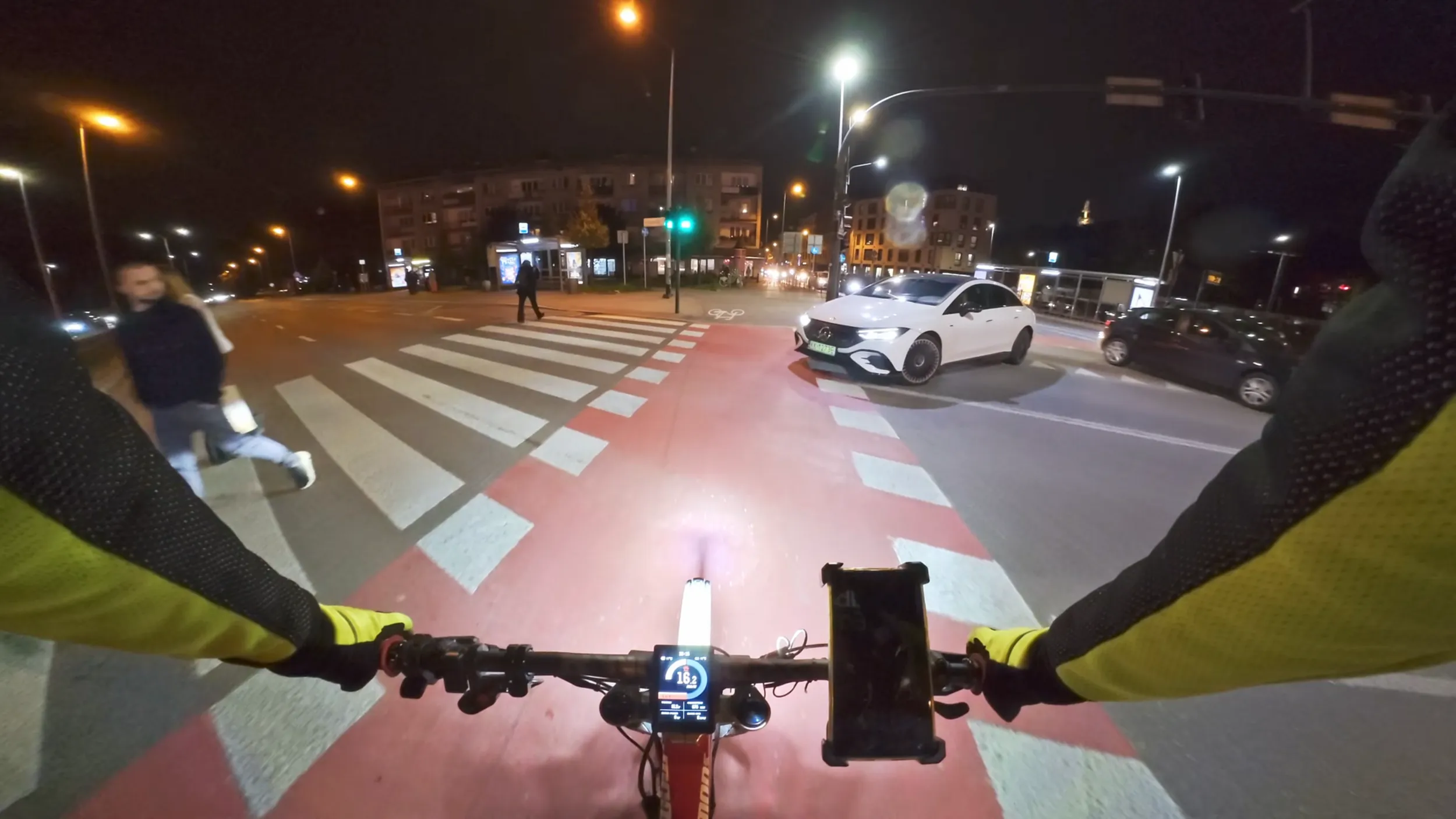 Na przejściu pierwszeństwo ma pieszy i rowerzysta... Co za tempa blondyna