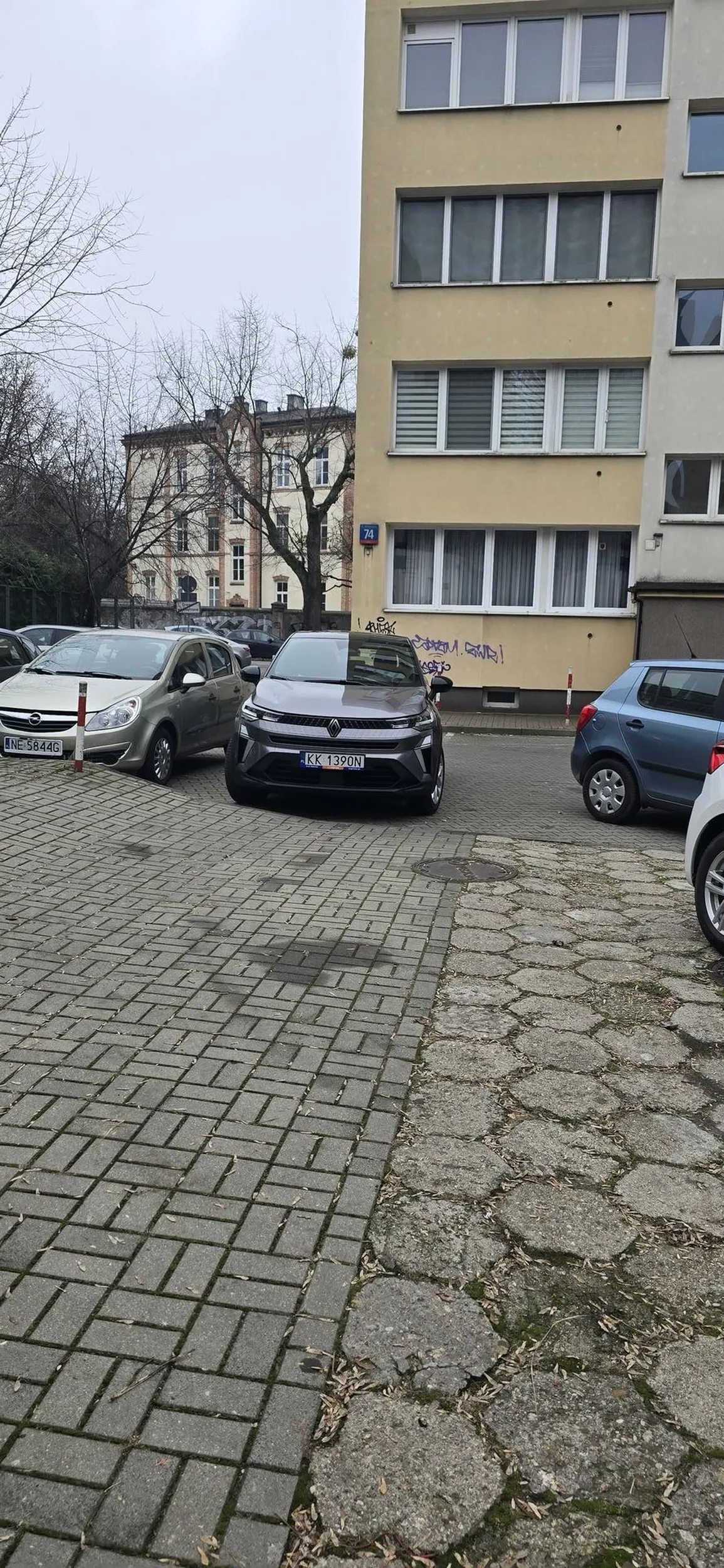 Zastawia wyjazd innym autom na ul. Nowogrockiej. Tato prosze wróć.