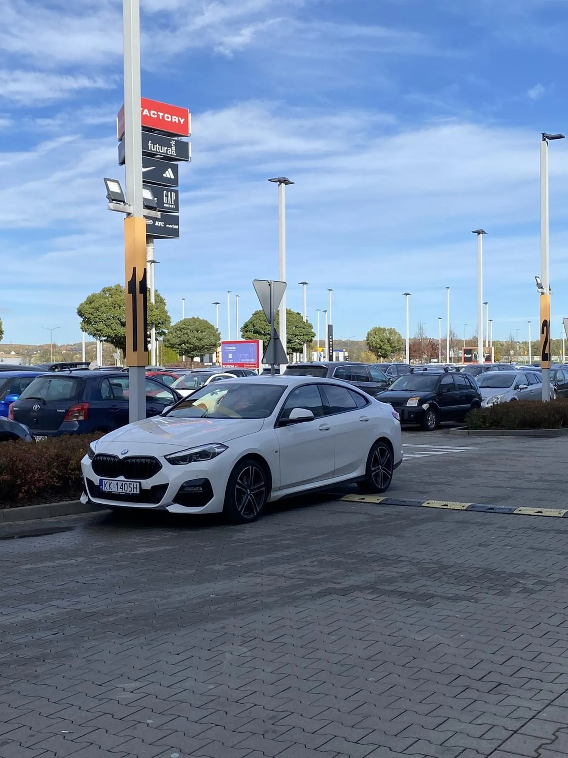 Pani stanęła na drodze zajmując jeden pas ruchu i zaczęła używać laptopa w najlepsze , po prośbie przeparkowania powiedziała że nikt nie będzie jej rozkazywał