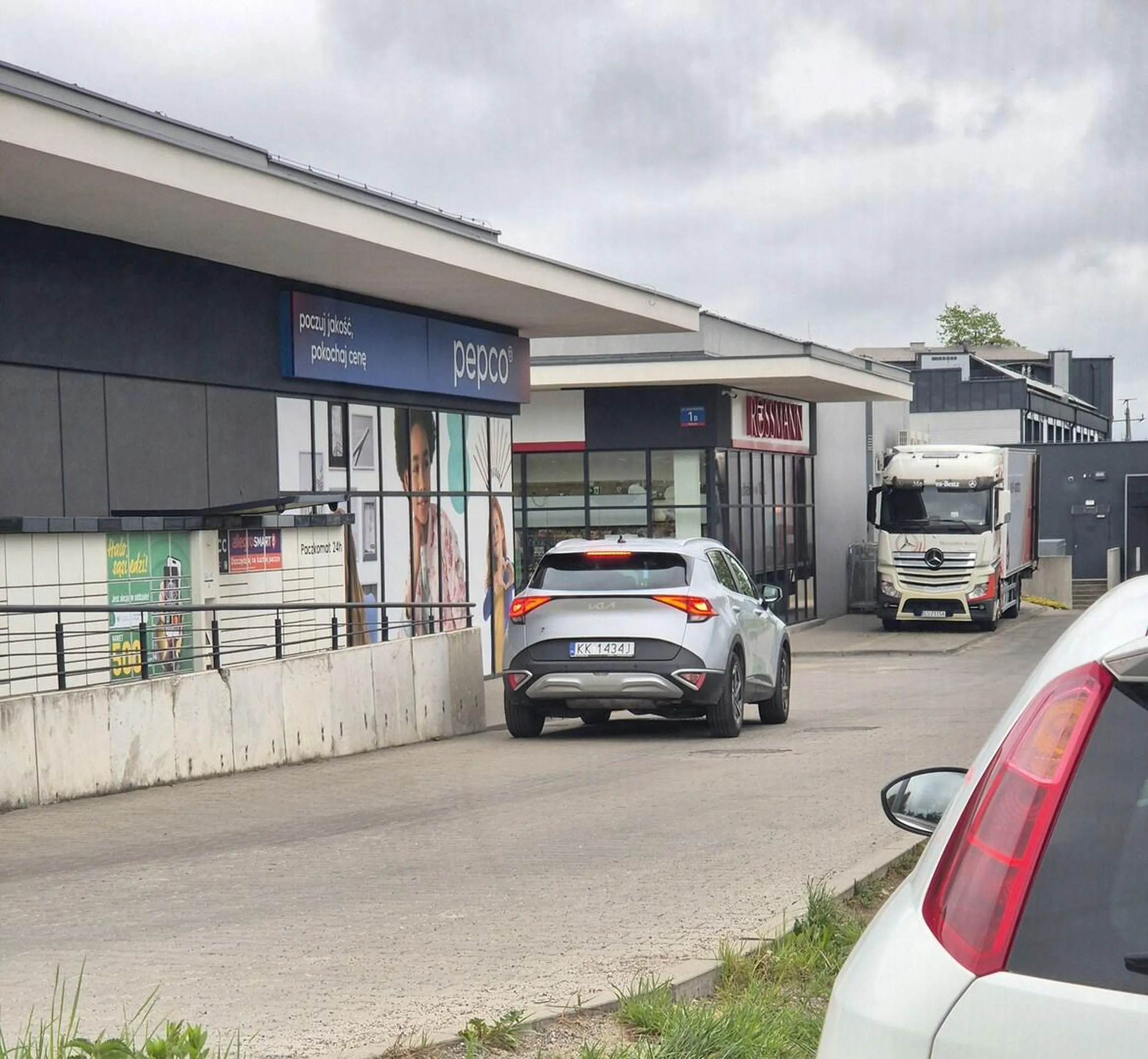 Pani bez krzty kultury, jak nie zaparkuje na miescu dla osób z dziećmi to stanie pod paczkomatem i stoi godzine na środku drogi rozmawiając przez telefon (10m dalej ogromny parking pod lidlem i wolne miejsca). Zdążyłem zrobić zakupy i wyjeżdżając pani nadal tak stała. Kobieta tak ograniczona, że nie widzi dalej niz czubek własnego nosa.