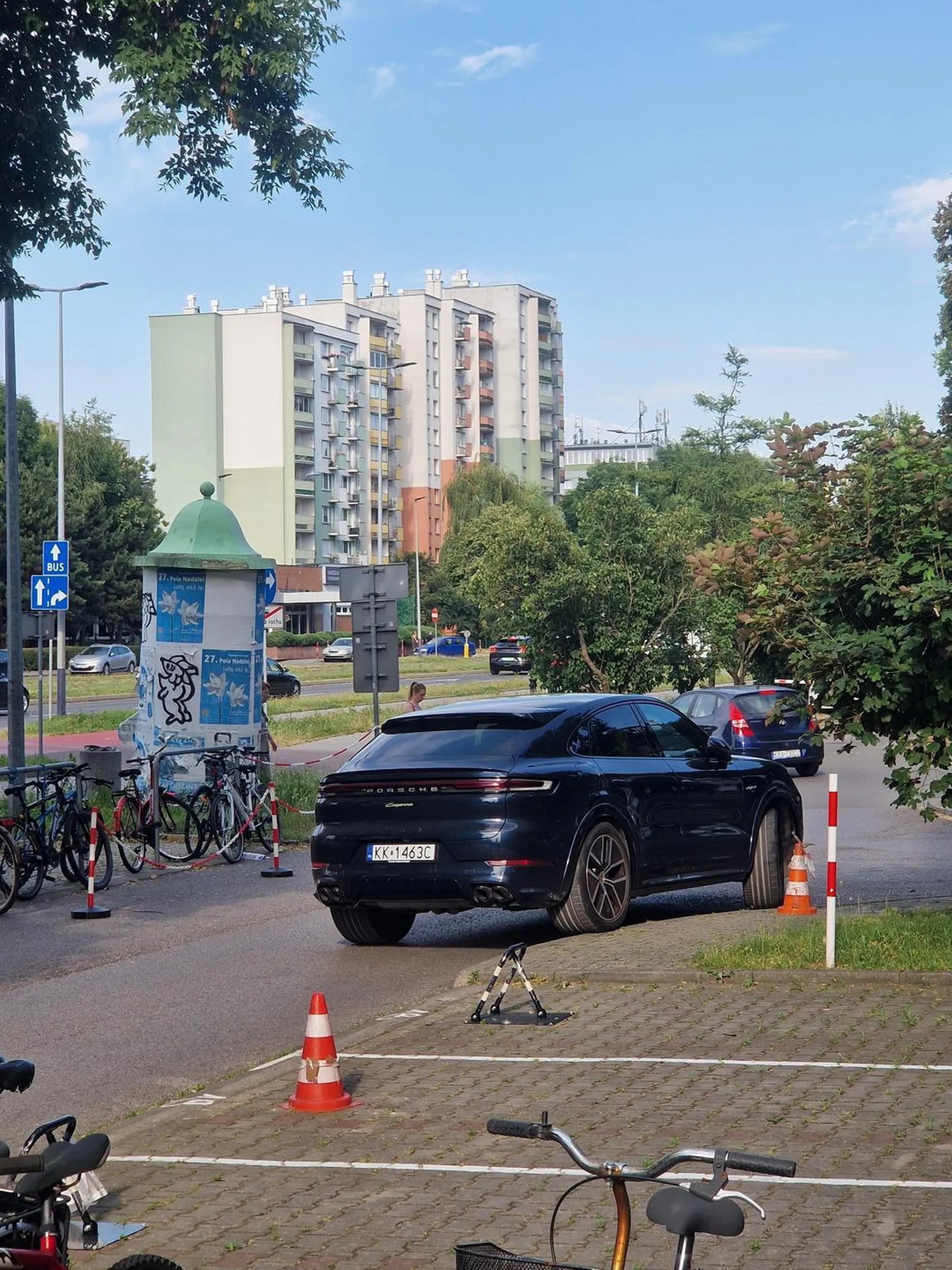 Najlepiej pierd*lnąć samochód na środku i blokować przejazd na krzyżówce