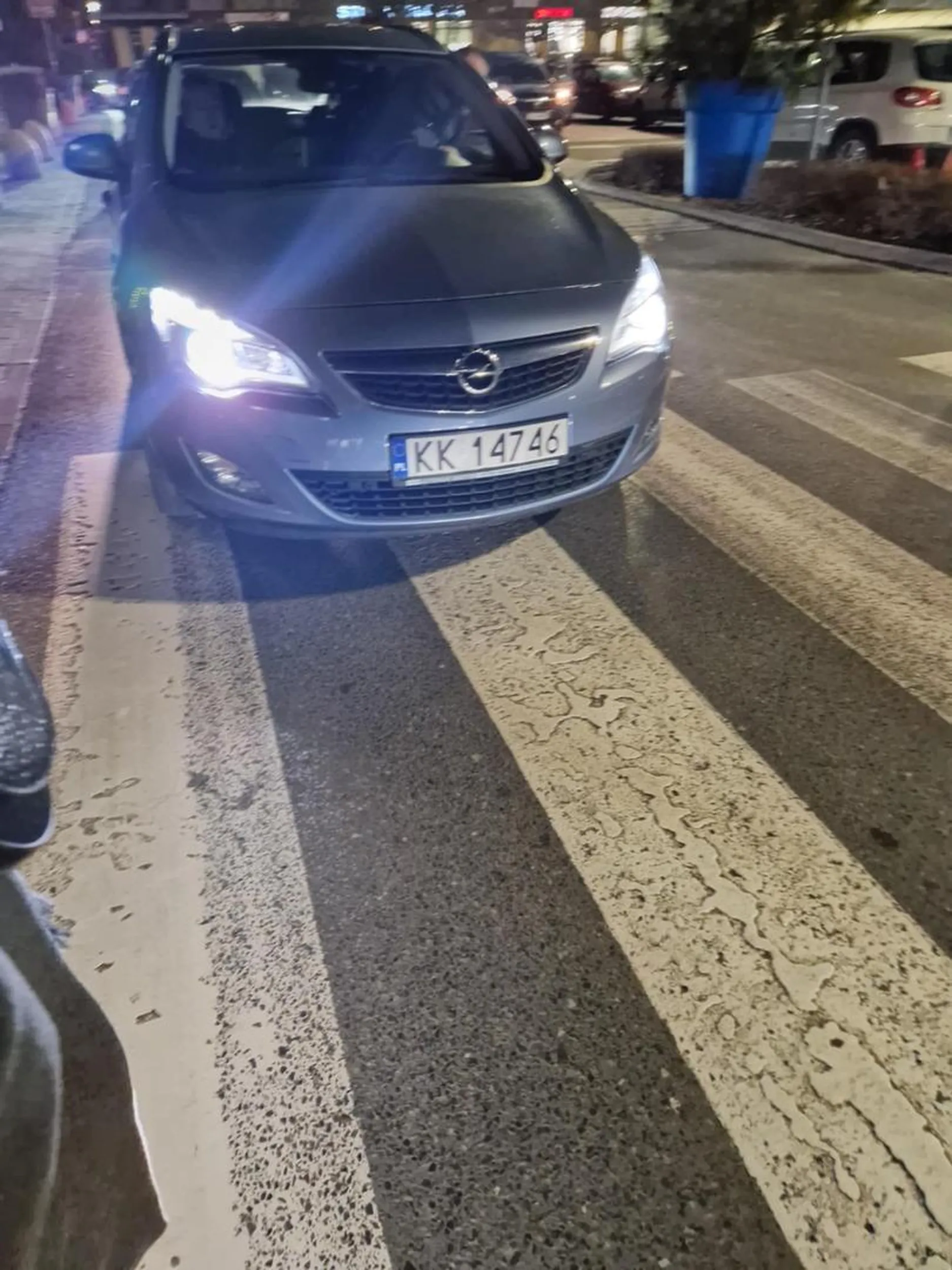 Pseudo kierowca nie potrafi ustąpić pierwszeństwa na pasach, specjalnie przyśpiesza gdy człowiek przechodzi przez przejście. Gdy się popatrzy w jego stronę to wylatuję z ryjem (do dwóch kobiet) i wyzywa.