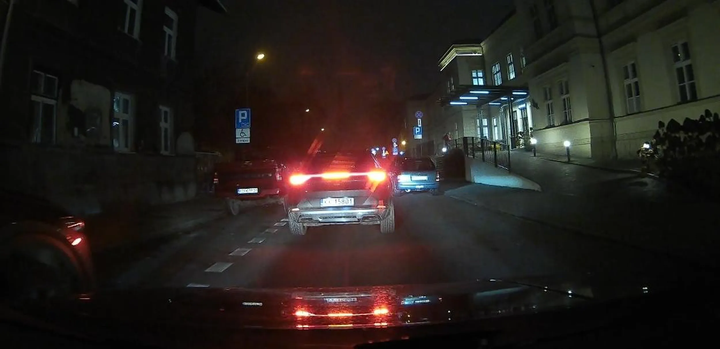 Chłopie naucz się że jak chcesz zaparkować to sygnalizuj to we właściwy sposób a nie migasz w prawo po czym parkujesz tyłem z lewej strony. Wszyscy mają się domyślać co chcesz zrobić? A później cofać żebyś mógł sobie zaparkować? Gdybyś jechał z włączonym kierunkowskazem wiedział bym że szukasz miejsca i trzymałbym dystans.