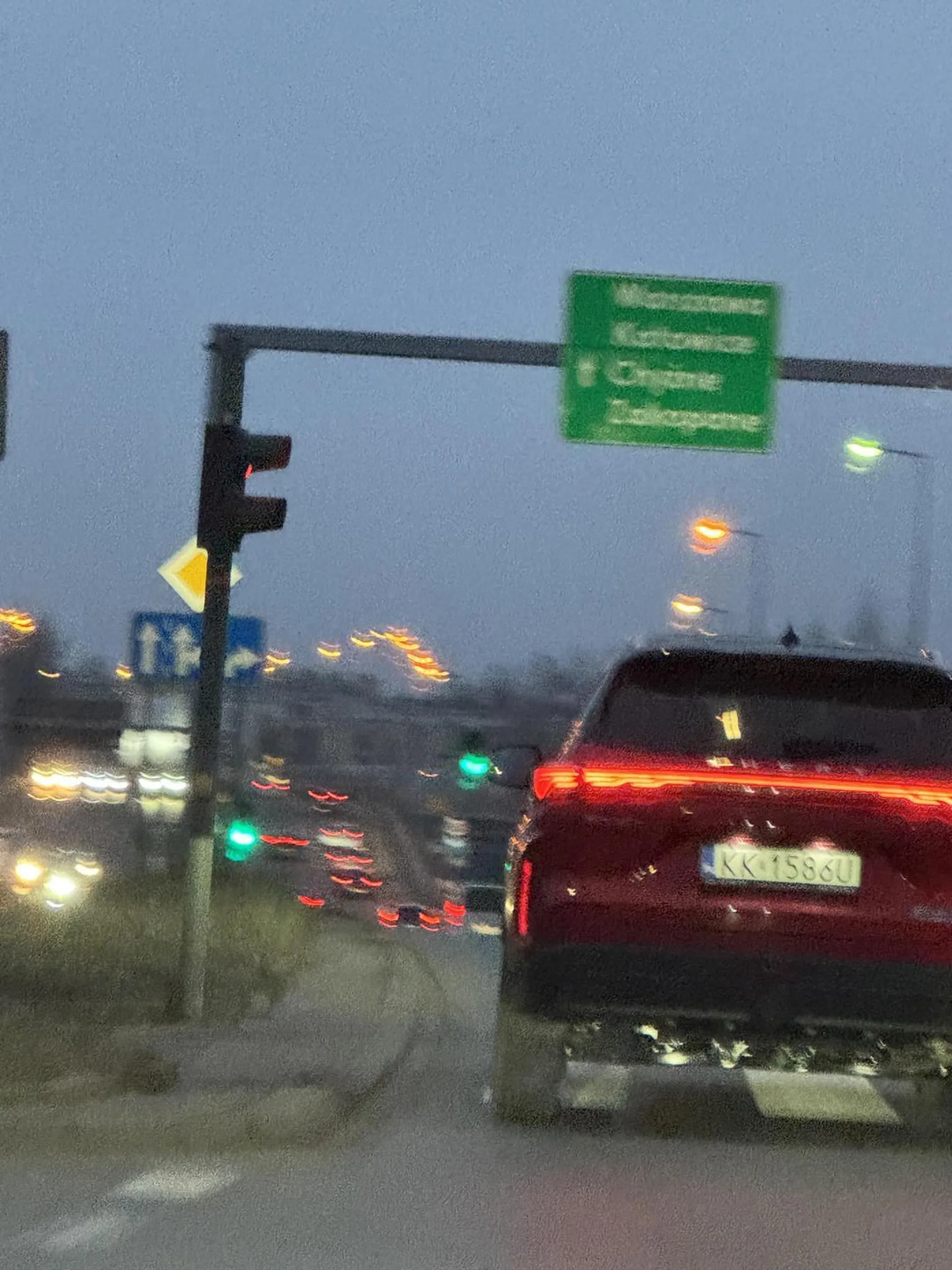 Dramat. Zajechał drogę, zmienia pasy nie patrząc czy ktoś jest na drugim, zajmuje pas do wyprzedzania jadąc wolniej niż prawy pas….