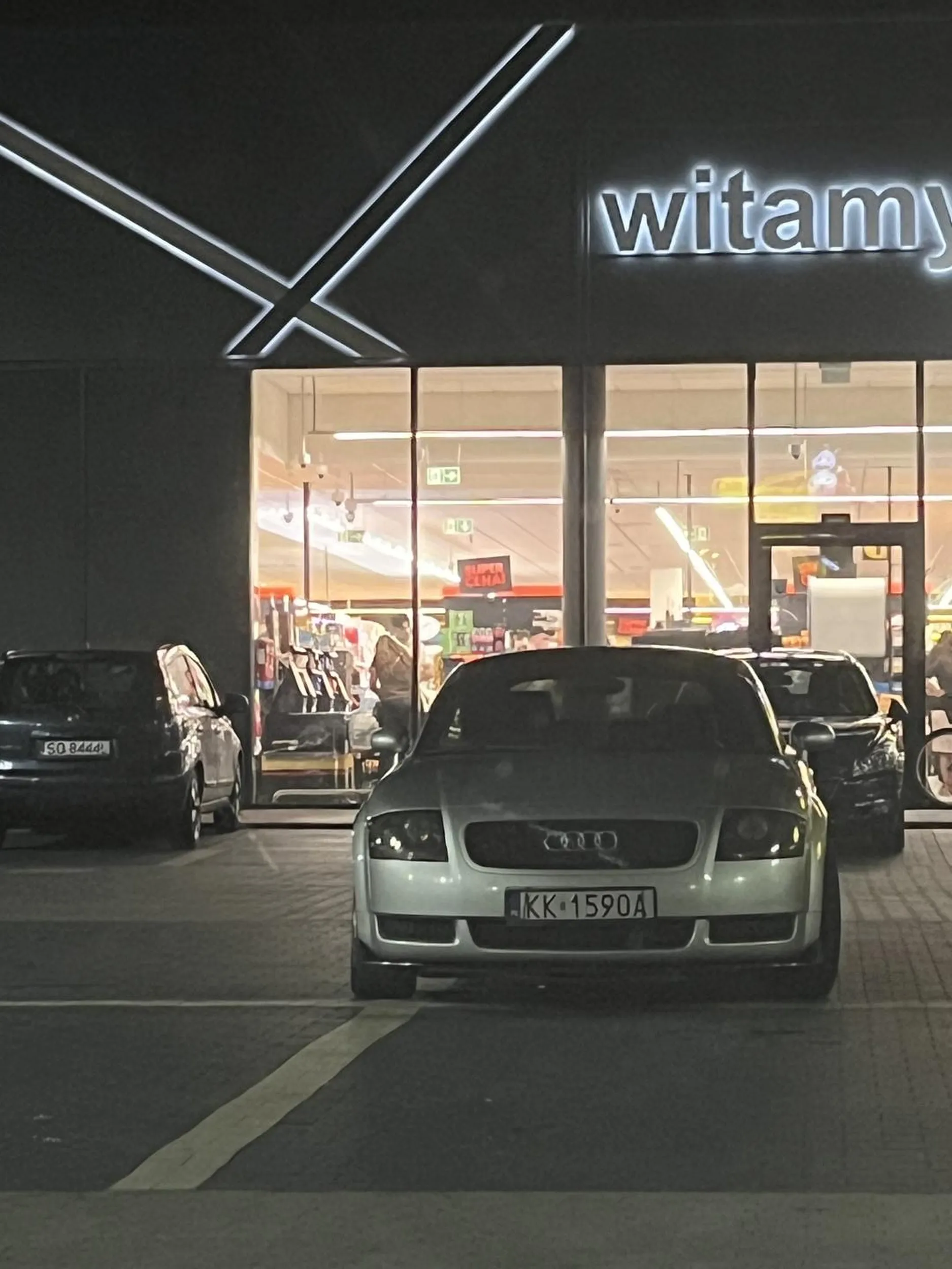 polecam nauczyć się parkować w liniach ?