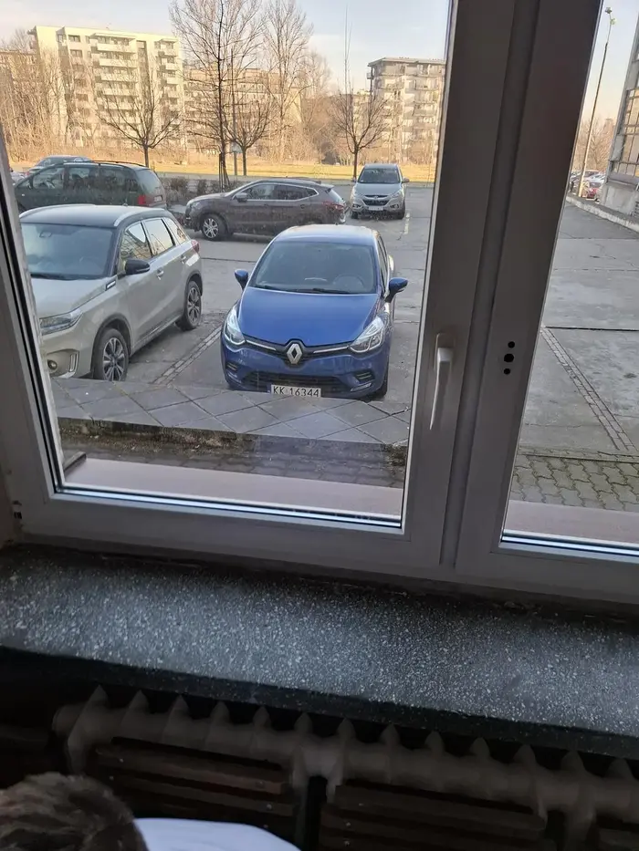 Rozjeżdża uczniów na parkingu pod szkołą