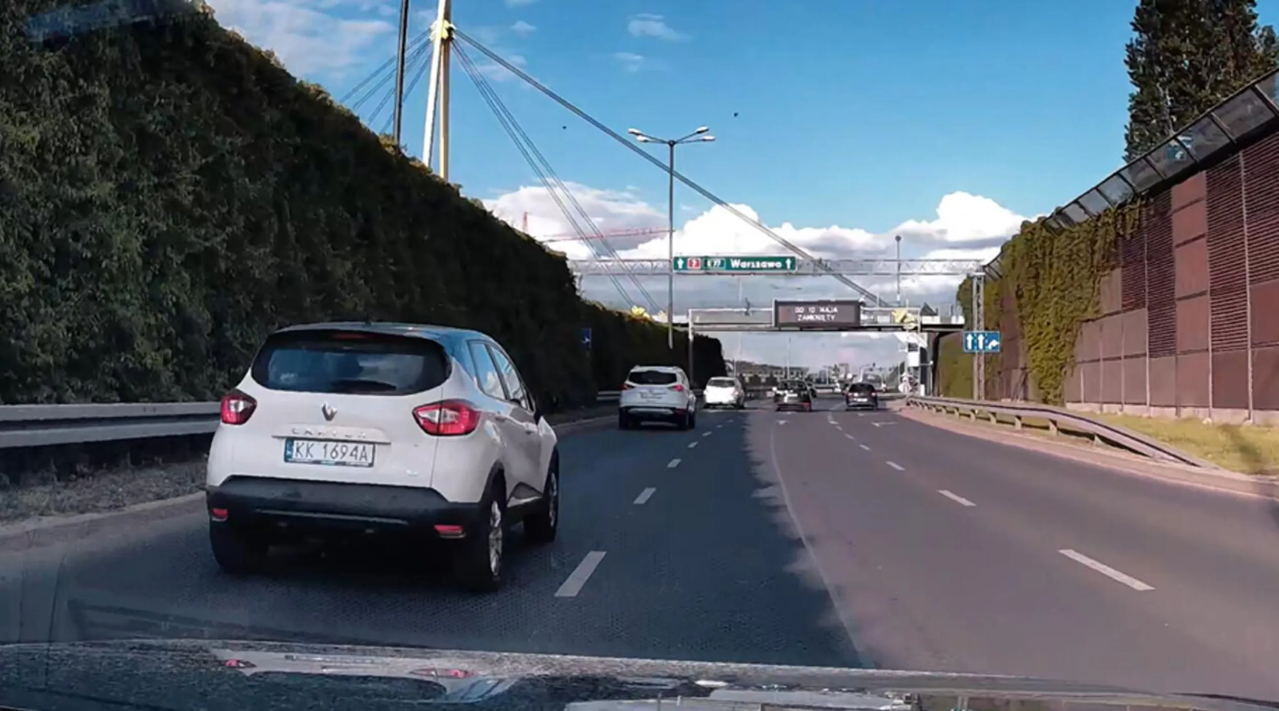 człowiek przyklejony do lewego pasa